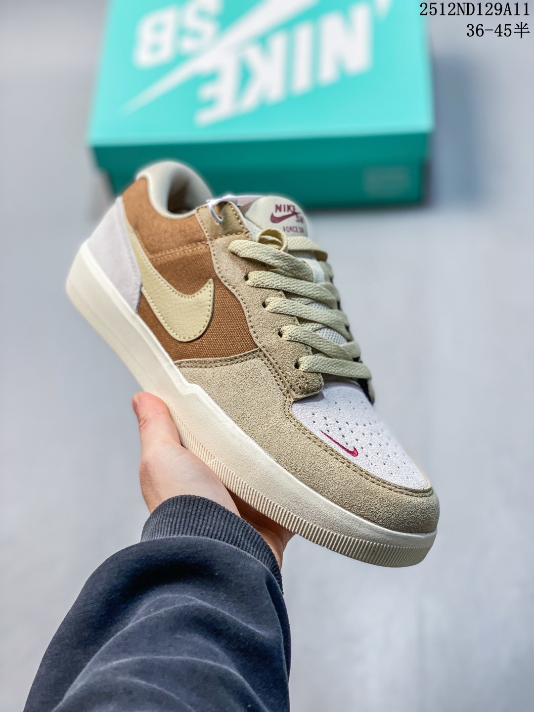 💰110
✅Nike SB Force 58 百搭单品
是一款将前沿创新带入街头的单品，它具有硫化杯底，具有出色的耐用性和灵活性。使用帆布和绒面革，在饰面上放置通风口，它自始至终都融入了传统篮球风格，此次配色迎入，小闪电和芝加哥的风格，重新打造鞋款
货号：DH7505 101
尺码：如图所示
编码：555ND1208
12ND129A11
