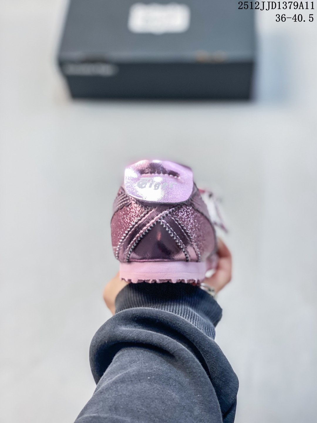 💰170
【新品🔥】鬼塚虎 Onitsuka Tiger MEXICO 66 TGRS 玛丽珍芭蕾舞跑步鞋ONITSUKA TIGER鬼塚虎 MEXICO 66 TGRS 百搭玛丽珍 防滑透气轻便 低帮 生活休闲鞋，重新定义复古美学，Onitsuka Tiger 鬼塚虎推出芭蕾运动鞋款式以品牌经典鞋款 MEXICO 66 为基础，融合芭蕾舞鞋型之复古优雅，为经典注入了崭新风格，打造出时尚和贯穿性兼具的鞋款。MEXICO 66 TGRS 复刻了 MEXICO 66 的复古之风，灵感源自芭蕾舞鞋，侧边虎爪纹以浪漫的皮革滾边蕾丝来展现，双鞋帶也同样如此，增添了优雅柔美氛围及视觉效果，鞋款后跟保留了标志性的交叉设计和翻片，鞋底仍保有稳定贴合度，令穿'着更加轻盈舒适。#鬼冢虎Mexico66系列  #今天分享一双鬼塚虎  #可盐可甜宝藏小皮鞋  #宝藏百搭芭蕾风德训鞋  #穿上街的芭蕾鞋

货号:  1182A678
尺码:  36-40.5
12JJD1379A11