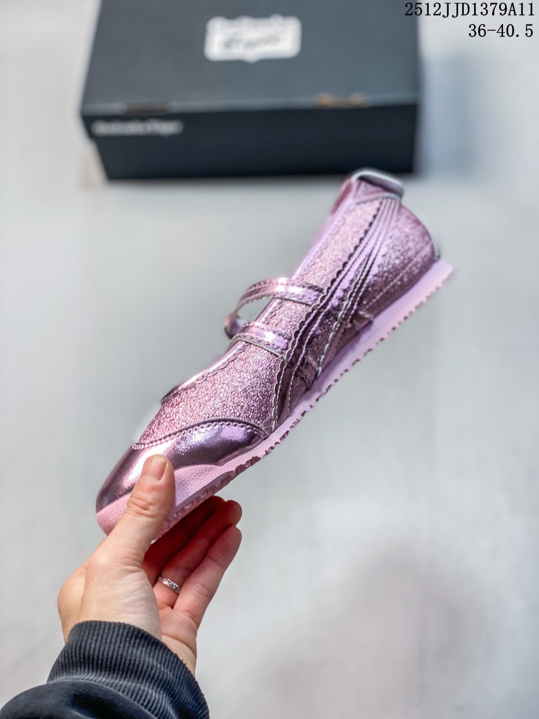 💰170
【新品🔥】鬼塚虎 Onitsuka Tiger MEXICO 66 TGRS 玛丽珍芭蕾舞跑步鞋ONITSUKA TIGER鬼塚虎 MEXICO 66 TGRS 百搭玛丽珍 防滑透气轻便 低帮 生活休闲鞋，重新定义复古美学，Onitsuka Tiger 鬼塚虎推出芭蕾运动鞋款式以品牌经典鞋款 MEXICO 66 为基础，融合芭蕾舞鞋型之复古优雅，为经典注入了崭新风格，打造出时尚和贯穿性兼具的鞋款。MEXICO 66 TGRS 复刻了 MEXICO 66 的复古之风，灵感源自芭蕾舞鞋，侧边虎爪纹以浪漫的皮革滾边蕾丝来展现，双鞋帶也同样如此，增添了优雅柔美氛围及视觉效果，鞋款后跟保留了标志性的交叉设计和翻片，鞋底仍保有稳定贴合度，令穿'着更加轻盈舒适。#鬼冢虎Mexico66系列  #今天分享一双鬼塚虎  #可盐可甜宝藏小皮鞋  #宝藏百搭芭蕾风德训鞋  #穿上街的芭蕾鞋

货号:  1182A678
尺码:  36-40.5
12JJD1379A11