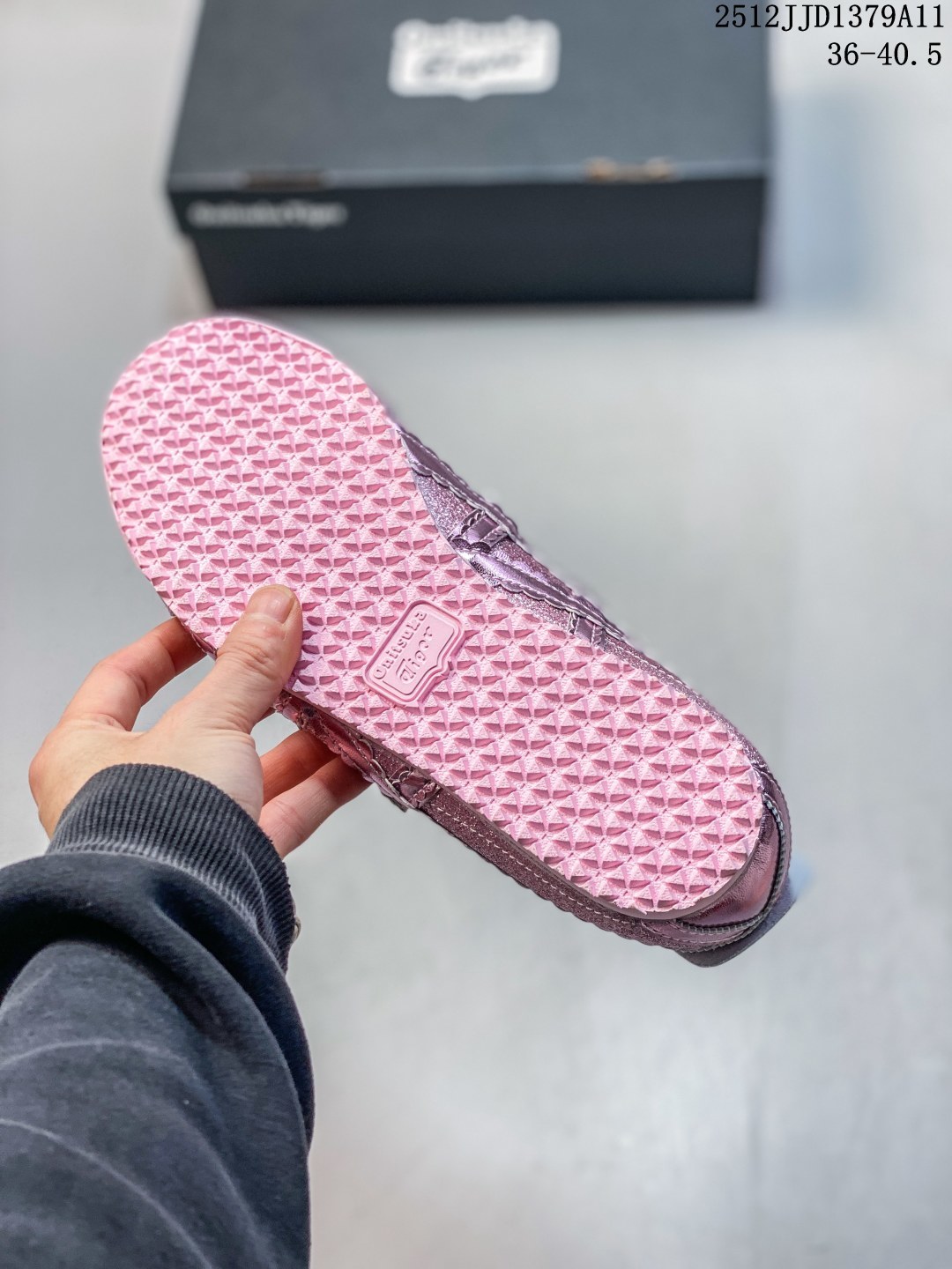 💰170
【新品🔥】鬼塚虎 Onitsuka Tiger MEXICO 66 TGRS 玛丽珍芭蕾舞跑步鞋ONITSUKA TIGER鬼塚虎 MEXICO 66 TGRS 百搭玛丽珍 防滑透气轻便 低帮 生活休闲鞋，重新定义复古美学，Onitsuka Tiger 鬼塚虎推出芭蕾运动鞋款式以品牌经典鞋款 MEXICO 66 为基础，融合芭蕾舞鞋型之复古优雅，为经典注入了崭新风格，打造出时尚和贯穿性兼具的鞋款。MEXICO 66 TGRS 复刻了 MEXICO 66 的复古之风，灵感源自芭蕾舞鞋，侧边虎爪纹以浪漫的皮革滾边蕾丝来展现，双鞋帶也同样如此，增添了优雅柔美氛围及视觉效果，鞋款后跟保留了标志性的交叉设计和翻片，鞋底仍保有稳定贴合度，令穿'着更加轻盈舒适。#鬼冢虎Mexico66系列  #今天分享一双鬼塚虎  #可盐可甜宝藏小皮鞋  #宝藏百搭芭蕾风德训鞋  #穿上街的芭蕾鞋

货号:  1182A678
尺码:  36-40.5
12JJD1379A11