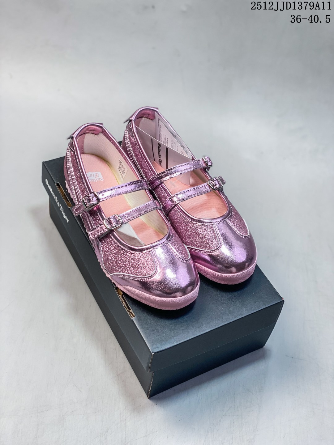 💰170
【新品🔥】鬼塚虎 Onitsuka Tiger MEXICO 66 TGRS 玛丽珍芭蕾舞跑步鞋ONITSUKA TIGER鬼塚虎 MEXICO 66 TGRS 百搭玛丽珍 防滑透气轻便 低帮 生活休闲鞋，重新定义复古美学，Onitsuka Tiger 鬼塚虎推出芭蕾运动鞋款式以品牌经典鞋款 MEXICO 66 为基础，融合芭蕾舞鞋型之复古优雅，为经典注入了崭新风格，打造出时尚和贯穿性兼具的鞋款。MEXICO 66 TGRS 复刻了 MEXICO 66 的复古之风，灵感源自芭蕾舞鞋，侧边虎爪纹以浪漫的皮革滾边蕾丝来展现，双鞋帶也同样如此，增添了优雅柔美氛围及视觉效果，鞋款后跟保留了标志性的交叉设计和翻片，鞋底仍保有稳定贴合度，令穿'着更加轻盈舒适。#鬼冢虎Mexico66系列  #今天分享一双鬼塚虎  #可盐可甜宝藏小皮鞋  #宝藏百搭芭蕾风德训鞋  #穿上街的芭蕾鞋

货号:  1182A678
尺码:  36-40.5
12JJD1379A11