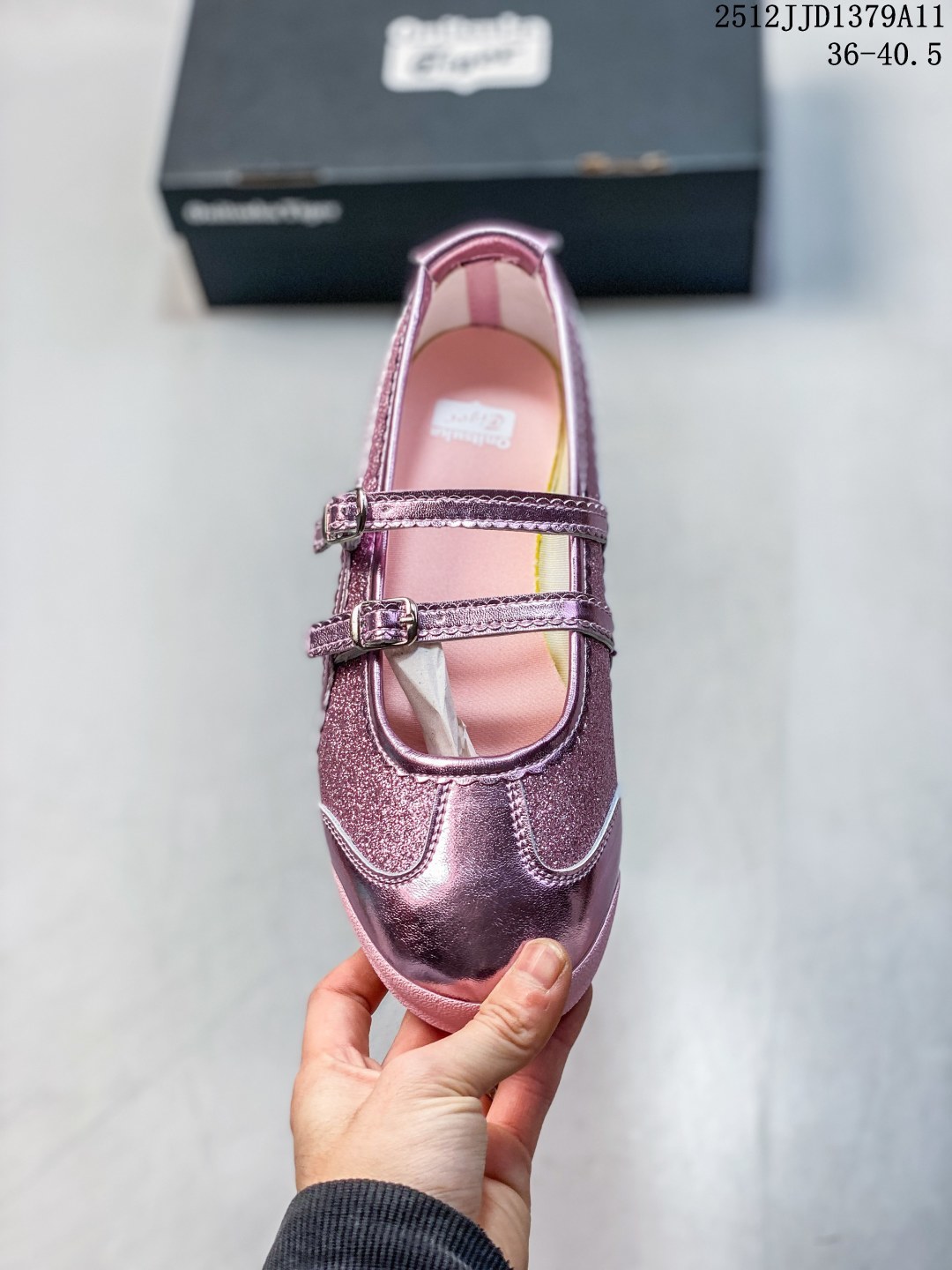 💰170
【新品🔥】鬼塚虎 Onitsuka Tiger MEXICO 66 TGRS 玛丽珍芭蕾舞跑步鞋ONITSUKA TIGER鬼塚虎 MEXICO 66 TGRS 百搭玛丽珍 防滑透气轻便 低帮 生活休闲鞋，重新定义复古美学，Onitsuka Tiger 鬼塚虎推出芭蕾运动鞋款式以品牌经典鞋款 MEXICO 66 为基础，融合芭蕾舞鞋型之复古优雅，为经典注入了崭新风格，打造出时尚和贯穿性兼具的鞋款。MEXICO 66 TGRS 复刻了 MEXICO 66 的复古之风，灵感源自芭蕾舞鞋，侧边虎爪纹以浪漫的皮革滾边蕾丝来展现，双鞋帶也同样如此，增添了优雅柔美氛围及视觉效果，鞋款后跟保留了标志性的交叉设计和翻片，鞋底仍保有稳定贴合度，令穿'着更加轻盈舒适。#鬼冢虎Mexico66系列  #今天分享一双鬼塚虎  #可盐可甜宝藏小皮鞋  #宝藏百搭芭蕾风德训鞋  #穿上街的芭蕾鞋

货号:  1182A678
尺码:  36-40.5
12JJD1379A11