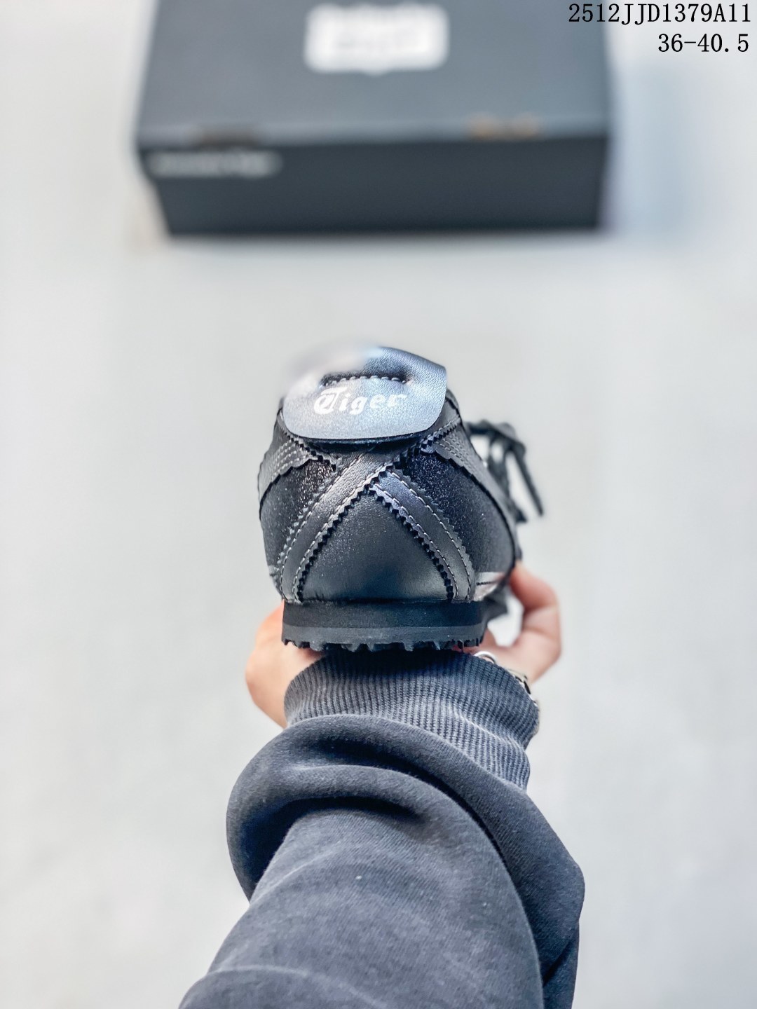 💰170
【新品🔥】鬼塚虎 Onitsuka Tiger MEXICO 66 TGRS 玛丽珍芭蕾舞跑步鞋ONITSUKA TIGER鬼塚虎 MEXICO 66 TGRS 百搭玛丽珍 防滑透气轻便 低帮 生活休闲鞋，重新定义复古美学，Onitsuka Tiger 鬼塚虎推出芭蕾运动鞋款式以品牌经典鞋款 MEXICO 66 为基础，融合芭蕾舞鞋型之复古优雅，为经典注入了崭新风格，打造出时尚和贯穿性兼具的鞋款。MEXICO 66 TGRS 复刻了 MEXICO 66 的复古之风，灵感源自芭蕾舞鞋，侧边虎爪纹以浪漫的皮革滾边蕾丝来展现，双鞋帶也同样如此，增添了优雅柔美氛围及视觉效果，鞋款后跟保留了标志性的交叉设计和翻片，鞋底仍保有稳定贴合度，令穿'着更加轻盈舒适。#鬼冢虎Mexico66系列  #今天分享一双鬼塚虎  #可盐可甜宝藏小皮鞋  #宝藏百搭芭蕾风德训鞋  #穿上街的芭蕾鞋

货号:  1182A678
尺码:  36-40.5
12JJD1379A11