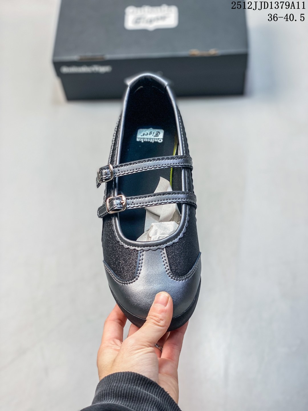 💰170
【新品🔥】鬼塚虎 Onitsuka Tiger MEXICO 66 TGRS 玛丽珍芭蕾舞跑步鞋ONITSUKA TIGER鬼塚虎 MEXICO 66 TGRS 百搭玛丽珍 防滑透气轻便 低帮 生活休闲鞋，重新定义复古美学，Onitsuka Tiger 鬼塚虎推出芭蕾运动鞋款式以品牌经典鞋款 MEXICO 66 为基础，融合芭蕾舞鞋型之复古优雅，为经典注入了崭新风格，打造出时尚和贯穿性兼具的鞋款。MEXICO 66 TGRS 复刻了 MEXICO 66 的复古之风，灵感源自芭蕾舞鞋，侧边虎爪纹以浪漫的皮革滾边蕾丝来展现，双鞋帶也同样如此，增添了优雅柔美氛围及视觉效果，鞋款后跟保留了标志性的交叉设计和翻片，鞋底仍保有稳定贴合度，令穿'着更加轻盈舒适。#鬼冢虎Mexico66系列  #今天分享一双鬼塚虎  #可盐可甜宝藏小皮鞋  #宝藏百搭芭蕾风德训鞋  #穿上街的芭蕾鞋

货号:  1182A678
尺码:  36-40.5
12JJD1379A11