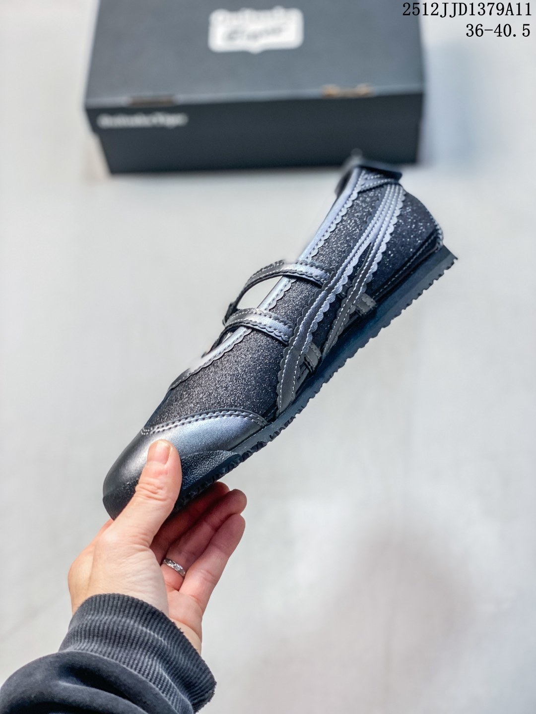 💰170
【新品🔥】鬼塚虎 Onitsuka Tiger MEXICO 66 TGRS 玛丽珍芭蕾舞跑步鞋ONITSUKA TIGER鬼塚虎 MEXICO 66 TGRS 百搭玛丽珍 防滑透气轻便 低帮 生活休闲鞋，重新定义复古美学，Onitsuka Tiger 鬼塚虎推出芭蕾运动鞋款式以品牌经典鞋款 MEXICO 66 为基础，融合芭蕾舞鞋型之复古优雅，为经典注入了崭新风格，打造出时尚和贯穿性兼具的鞋款。MEXICO 66 TGRS 复刻了 MEXICO 66 的复古之风，灵感源自芭蕾舞鞋，侧边虎爪纹以浪漫的皮革滾边蕾丝来展现，双鞋帶也同样如此，增添了优雅柔美氛围及视觉效果，鞋款后跟保留了标志性的交叉设计和翻片，鞋底仍保有稳定贴合度，令穿'着更加轻盈舒适。#鬼冢虎Mexico66系列  #今天分享一双鬼塚虎  #可盐可甜宝藏小皮鞋  #宝藏百搭芭蕾风德训鞋  #穿上街的芭蕾鞋

货号:  1182A678
尺码:  36-40.5
12JJD1379A11