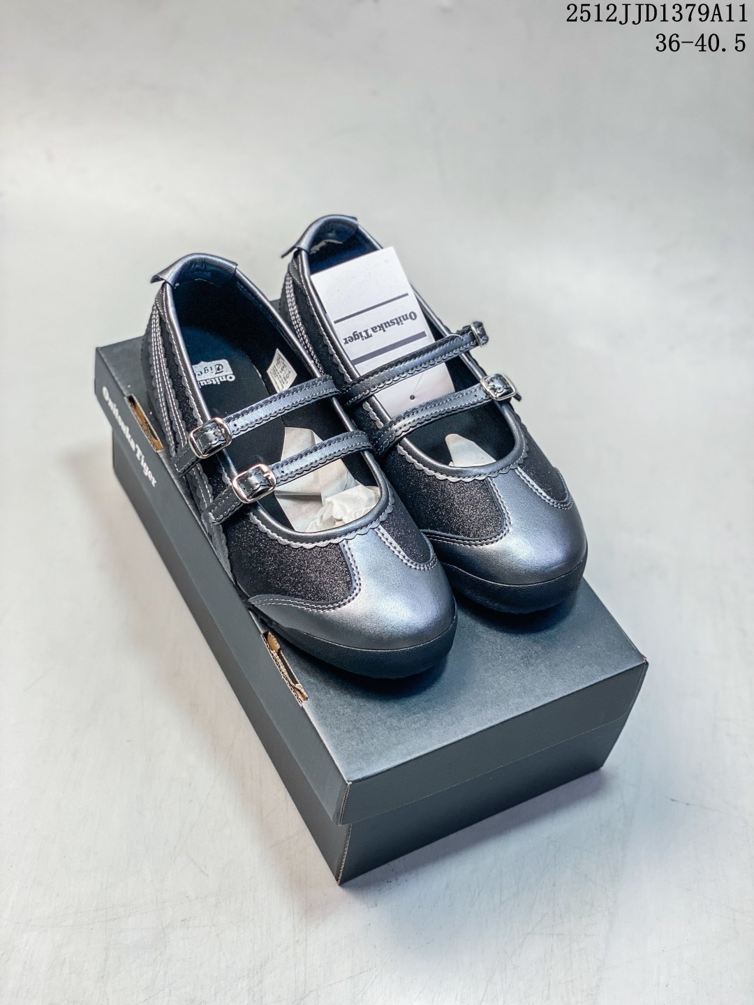 💰170
【新品🔥】鬼塚虎 Onitsuka Tiger MEXICO 66 TGRS 玛丽珍芭蕾舞跑步鞋ONITSUKA TIGER鬼塚虎 MEXICO 66 TGRS 百搭玛丽珍 防滑透气轻便 低帮 生活休闲鞋，重新定义复古美学，Onitsuka Tiger 鬼塚虎推出芭蕾运动鞋款式以品牌经典鞋款 MEXICO 66 为基础，融合芭蕾舞鞋型之复古优雅，为经典注入了崭新风格，打造出时尚和贯穿性兼具的鞋款。MEXICO 66 TGRS 复刻了 MEXICO 66 的复古之风，灵感源自芭蕾舞鞋，侧边虎爪纹以浪漫的皮革滾边蕾丝来展现，双鞋帶也同样如此，增添了优雅柔美氛围及视觉效果，鞋款后跟保留了标志性的交叉设计和翻片，鞋底仍保有稳定贴合度，令穿'着更加轻盈舒适。#鬼冢虎Mexico66系列  #今天分享一双鬼塚虎  #可盐可甜宝藏小皮鞋  #宝藏百搭芭蕾风德训鞋  #穿上街的芭蕾鞋

货号:  1182A678
尺码:  36-40.5
12JJD1379A11