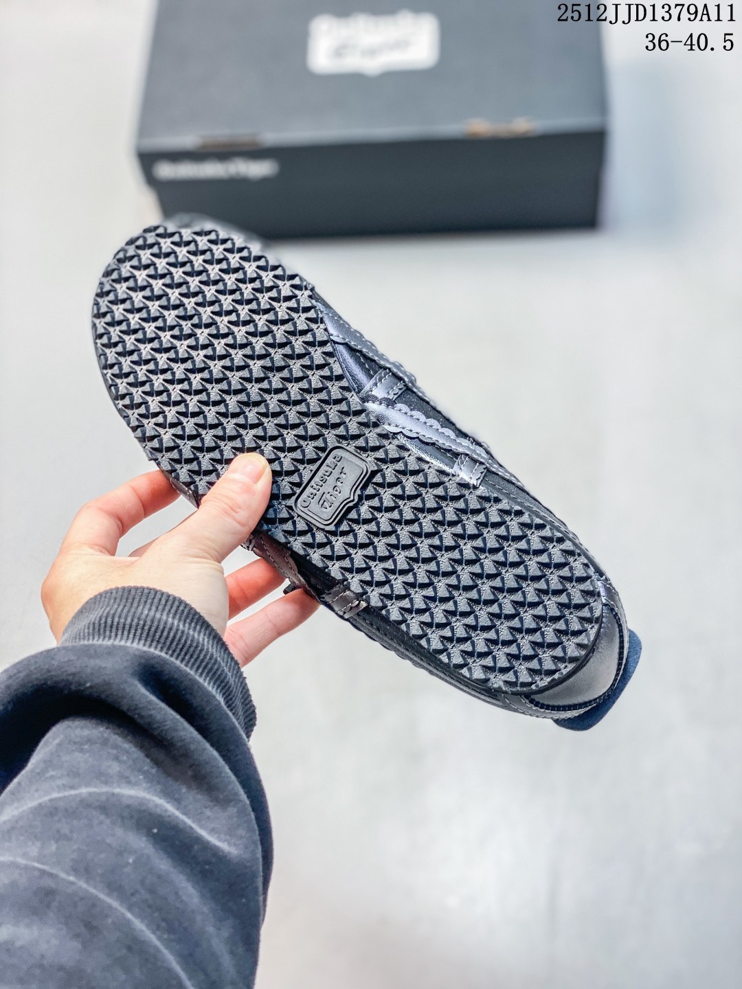 💰170
【新品🔥】鬼塚虎 Onitsuka Tiger MEXICO 66 TGRS 玛丽珍芭蕾舞跑步鞋ONITSUKA TIGER鬼塚虎 MEXICO 66 TGRS 百搭玛丽珍 防滑透气轻便 低帮 生活休闲鞋，重新定义复古美学，Onitsuka Tiger 鬼塚虎推出芭蕾运动鞋款式以品牌经典鞋款 MEXICO 66 为基础，融合芭蕾舞鞋型之复古优雅，为经典注入了崭新风格，打造出时尚和贯穿性兼具的鞋款。MEXICO 66 TGRS 复刻了 MEXICO 66 的复古之风，灵感源自芭蕾舞鞋，侧边虎爪纹以浪漫的皮革滾边蕾丝来展现，双鞋帶也同样如此，增添了优雅柔美氛围及视觉效果，鞋款后跟保留了标志性的交叉设计和翻片，鞋底仍保有稳定贴合度，令穿'着更加轻盈舒适。#鬼冢虎Mexico66系列  #今天分享一双鬼塚虎  #可盐可甜宝藏小皮鞋  #宝藏百搭芭蕾风德训鞋  #穿上街的芭蕾鞋

货号:  1182A678
尺码:  36-40.5
12JJD1379A11