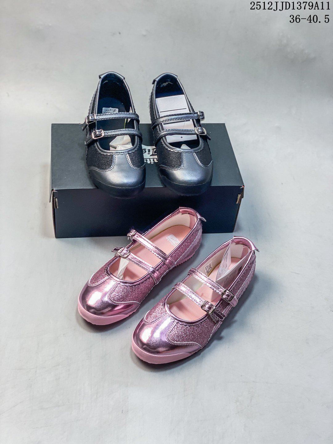 🈴️💰130
【新品🔥】鬼塚虎 Onitsuka Tiger MEXICO 66 TGRS 玛丽珍芭蕾舞跑步鞋ONITSUKA TIGER鬼塚虎 MEXICO 66 TGRS 百搭玛丽珍 防滑透气轻便 低帮 生活休闲鞋，重新定义复古美学，Onitsuka Tiger 鬼塚虎推出芭蕾运动鞋款式以品牌经典鞋款 MEXICO 66 为基础，融合芭蕾舞鞋型之复古优雅，为经典注入了崭新风格，打造出时尚和贯穿性兼具的鞋款。MEXICO 66 TGRS 复刻了 MEXICO 66 的复古之风，灵感源自芭蕾舞鞋，侧边虎爪纹以浪漫的皮革滾边蕾丝来展现，双鞋帶也同样如此，增添了优雅柔美氛围及视觉效果，鞋款后跟保留了标志性的交叉设计和翻片，鞋底仍保有稳定贴合度，令穿'着更加轻盈舒适。#鬼冢虎Mexico66系列  #今天分享一双鬼塚虎  #可盐可甜宝藏小皮鞋  #宝藏百搭芭蕾风德训鞋  #穿上街的芭蕾鞋

货号:  1182A678
尺码:  36-40.5
12JJD1379A11