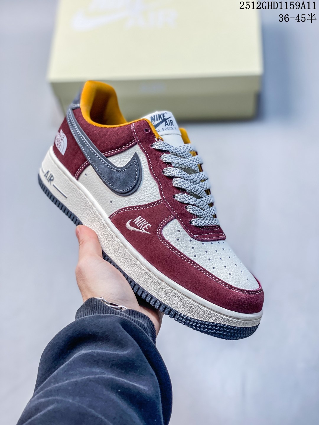 这双Nike Air Force 1 Low × The North Face联名款,简直是“户外风+经典板鞋”的王炸组合!酒红+灰白+焦糖棕的配色复古又高级,麂皮材质质感拉满,鞋侧TNF标识直接把格调拉满,日常出街或轻度户外都能搭出松弛感~货号SS1979-006,复古党和联名控闭眼冲! 12GHD1159A11