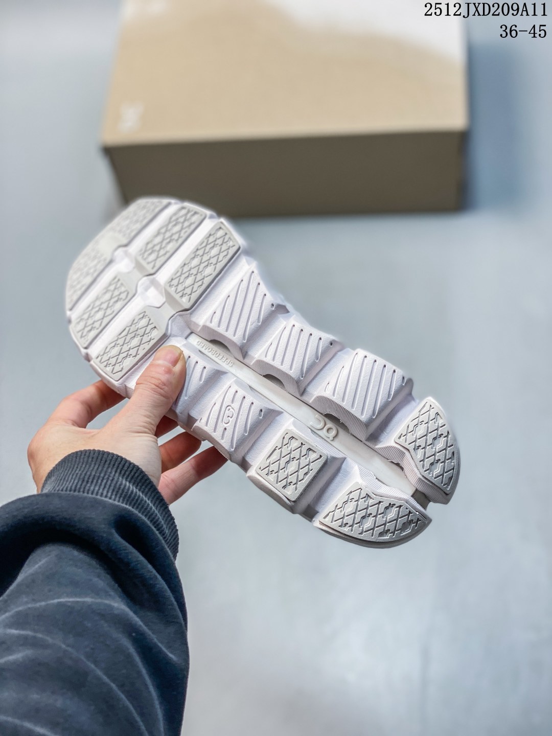 💰200。纯原
On昂跑 Cloudswift 4 AD 百搭舒适防滑耐磨 低帮跑步鞋 灰色 36-45
12JXD209A11