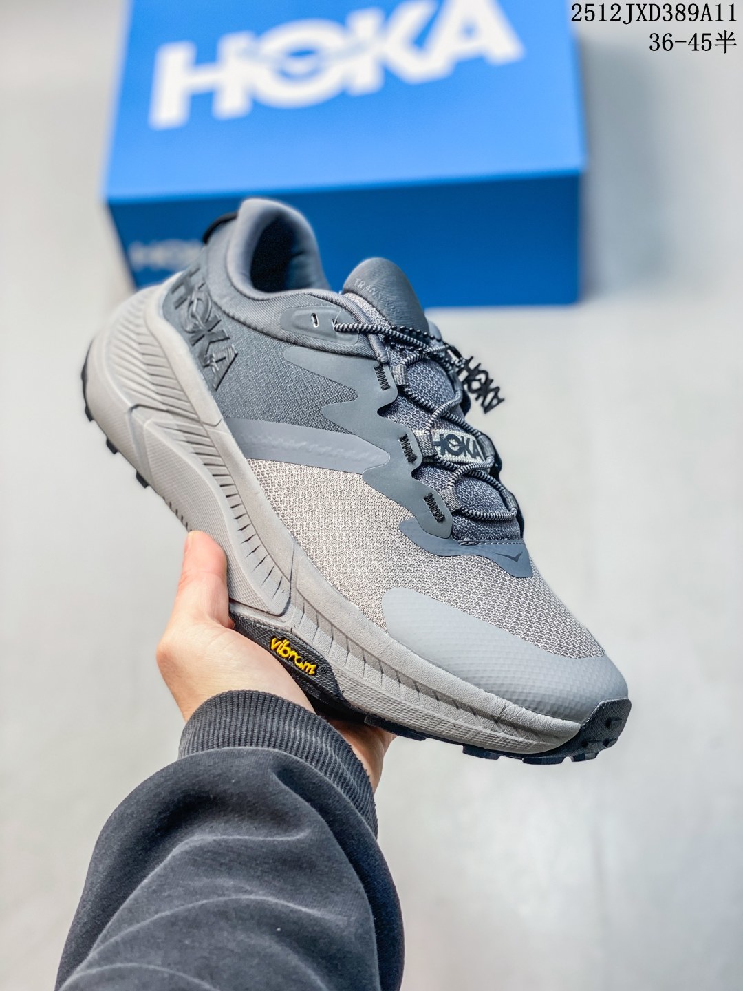 公司级 HOKA ONE ONE PROJECT TRANSPORT 舒适 防滑耐磨 低帮 生活休闲鞋 男女同款 这双鞋也是HOKA提倡环保主义的一双鞋款,中底和外底都使用了部分天然的原材料,环保理念值得点赞!​Project 作为Hoka Transport的特别版本,与Transport共用相同的中底配置,鞋面的有所改变.鞋面采用了防撕裂的鞋面,精致肌理感提花,轻盈透气.鞋头和跟后处加有醒目反光条,夜行增加警示作用户外夜间穿着也更安全可靠.鞋子采用了快速鞋带扣,拉链设计造型百搭,穿脱更加方便.超轻泡棉中底,用30%甘蔗纤维为原材料,轻盈提供持久的缓冲.嵌入式鞋床,采用类似赛车座椅的桶式结构,基于不同跑步爱好者的特点进行微调,将双足固定于中底之上.外底采用了 VIBRAM ECOSTEP NATURAL 橡胶沿袭一贯的品质、抓地力和性能高标准橡胶采用90%以上的天然成分,100%的天然色素均源自植物和生物农副产品生产工艺过程未使用溶剂或化学品更环保.#hoka户外鞋 #hoka #潮流户外鞋 #宝藏户外鞋子分享. 含半码 12JXD389A11