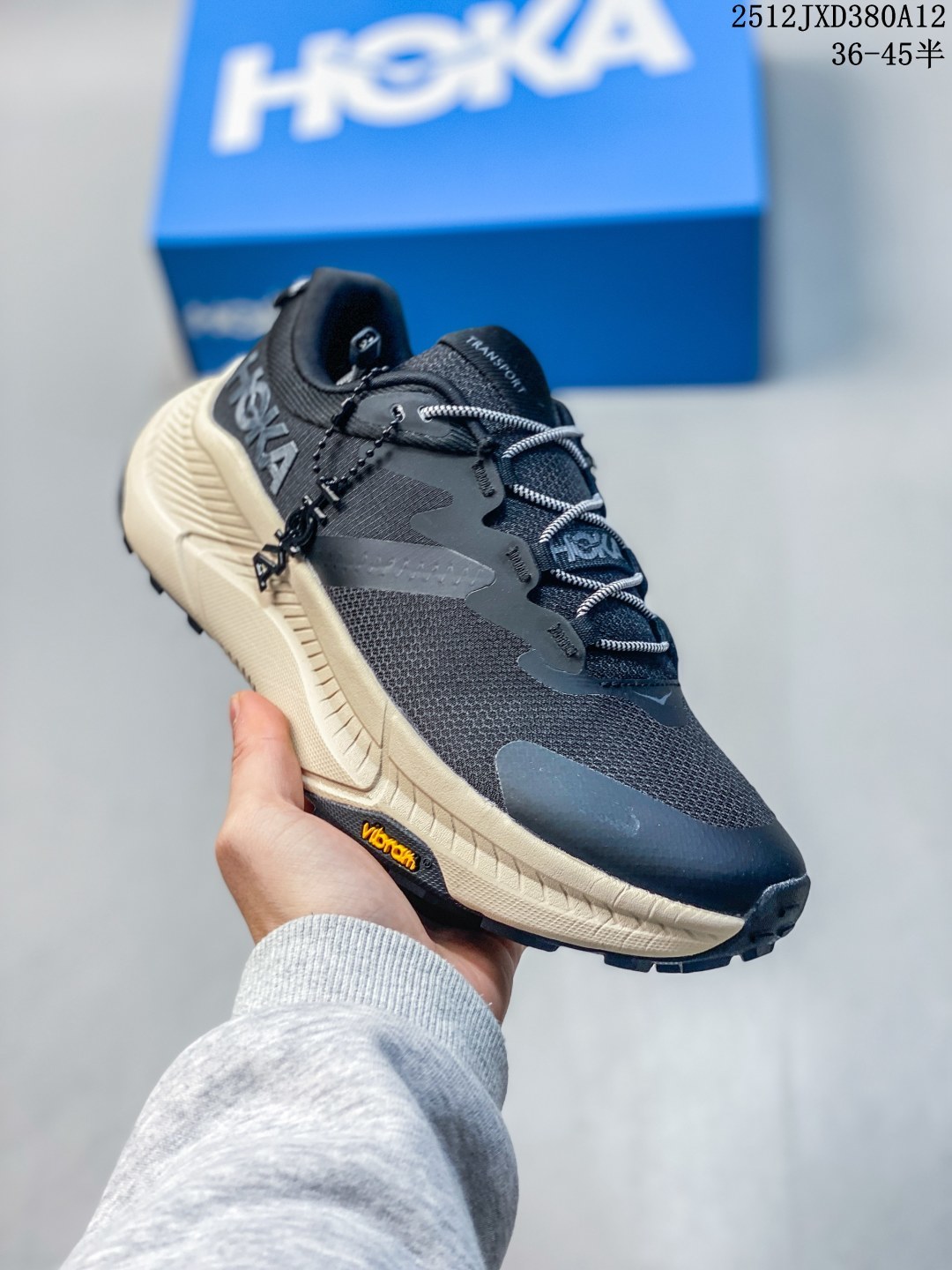 公司级 HOKA ONE ONE PROJECT TRANSPORT 舒适 防滑耐磨 低帮 生活休闲鞋 男女同款 这双鞋也是HOKA提倡环保主义的一双鞋款,中底和外底都使用了部分天然的原材料,环保理念值得点赞!​Project 作为Hoka Transport的特别版本,与Transport共用相同的中底配置,鞋面的有所改变.鞋面采用了防撕裂的鞋面,精致肌理感提花,轻盈透气.鞋头和跟后处加有醒目反光条,夜行增加警示作用户外夜间穿着也更安全可靠.鞋子采用了快速鞋带扣,拉链设计造型百搭,穿脱更加方便.超轻泡棉中底,用30%甘蔗纤维为原材料,轻盈提供持久的缓冲.嵌入式鞋床,采用类似赛车座椅的桶式结构,基于不同跑步爱好者的特点进行微调,将双足固定于中底之上.外底采用了 VIBRAM ECOSTEP NATURAL 橡胶沿袭一贯的品质、抓地力和性能高标准橡胶采用90%以上的天然成分,100%的天然色素均源自植物和生物农副产品生产工艺过程未使用溶剂或化学品更环保.#hoka户外鞋 #hoka #潮流户外鞋 #宝藏户外鞋子分享. 含半码 12JXD240A12