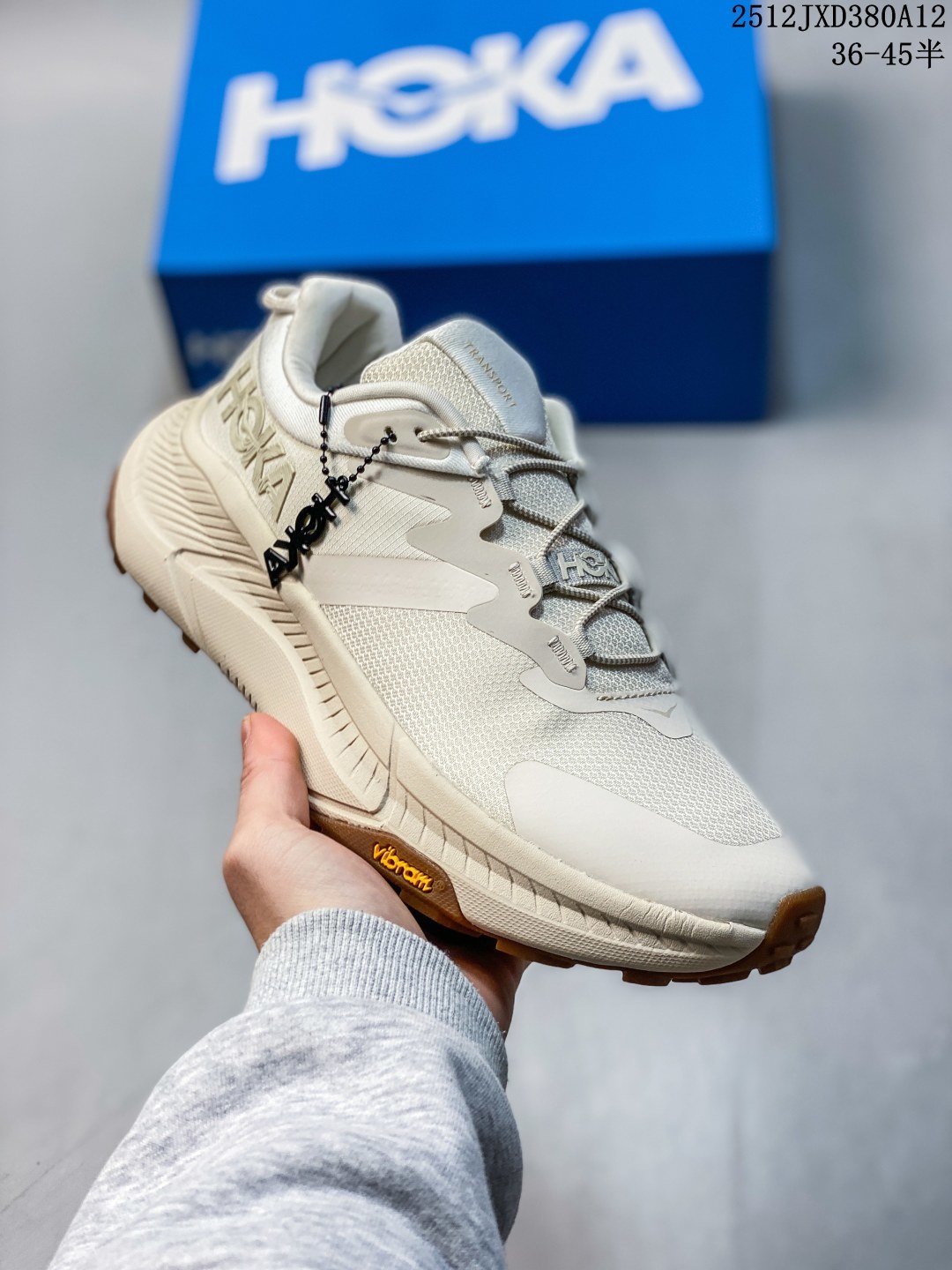 公司级 HOKA ONE ONE PROJECT TRANSPORT 舒适 防滑耐磨 低帮 生活休闲鞋 男女同款 这双鞋也是HOKA提倡环保主义的一双鞋款,中底和外底都使用了部分天然的原材料,环保理念值得点赞!​Project 作为Hoka Transport的特别版本,与Transport共用相同的中底配置,鞋面的有所改变.鞋面采用了防撕裂的鞋面,精致肌理感提花,轻盈透气.鞋头和跟后处加有醒目反光条,夜行增加警示作用户外夜间穿着也更安全可靠.鞋子采用了快速鞋带扣,拉链设计造型百搭,穿脱更加方便.超轻泡棉中底,用30%甘蔗纤维为原材料,轻盈提供持久的缓冲.嵌入式鞋床,采用类似赛车座椅的桶式结构,基于不同跑步爱好者的特点进行微调,将双足固定于中底之上.外底采用了 VIBRAM ECOSTEP NATURAL 橡胶沿袭一贯的品质、抓地力和性能高标准橡胶采用90%以上的天然成分,100%的天然色素均源自植物和生物农副产品生产工艺过程未使用溶剂或化学品更环保.#hoka户外鞋 #hoka #潮流户外鞋 #宝藏户外鞋子分享. 含半码 12JXD240A12
