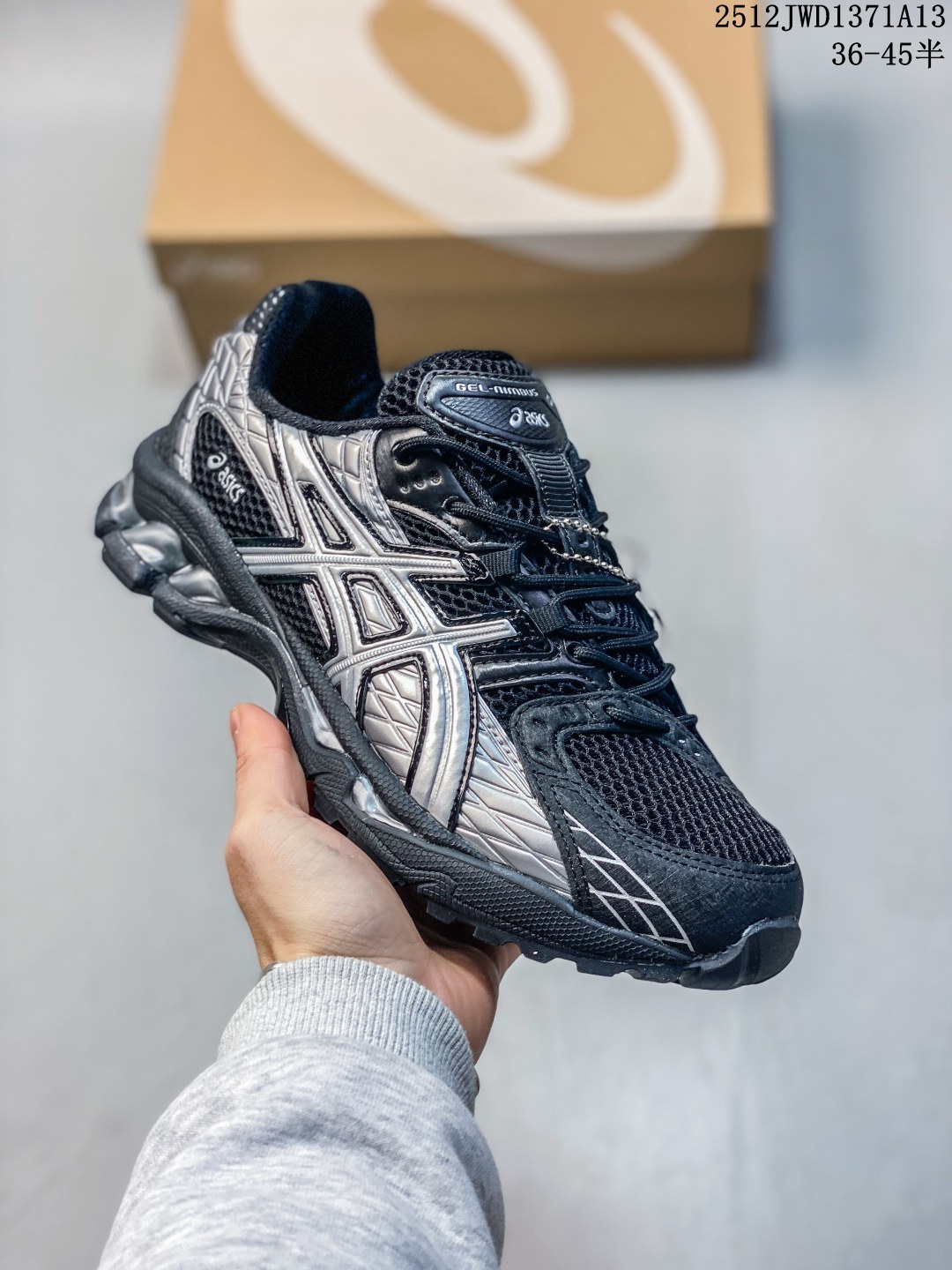 【纯原】亚瑟士 AsicsGel-Nimbus10.1复古跑鞋 厚底增高运动老爹鞋,ASICS 发布 Min-Nano x ASICS Gel-Nimbus 10.1 版本,进一步加强了其在运动鞋领域的影响力.与日本品牌 Min-Nano 的全新合作将高性能与极简主义风格相结合,重新构想了标志性的 Gel-Nimbus 10.结果是一次精致的更新,兼顾功能性和时尚前卫的美学.Gel-Nimbus 10.1 采用柔和的灰色配色方案,并饰有反光的 3M 触感,增添了微妙的微光.该设计采用透气的白色网眼基底,搭配时尚的灰色覆层和奶油色调,营造出低调、百搭的外观.这款鞋款精心打造,展现了 ASICS 和 Min-Nano 对细节的承诺.从加固的拼接到标志性的 GEL 缓震中底,每个元素都确保了更高的舒适度和耐用性.这款时尚的款式将实用性与都市风情相结合,适合运动和日常穿着.GEL 技术以其减震功能而闻名,可在从跑步到休闲城市漫步的各种活动中为双脚提供支持.反光 3M 细节还增加了夜间活动的可见度,在不影响风格的情况下提高了安全性.适合日常通勤走路,但需要适配鞋型,鞋面松散,配色时尚,但GEL胶脚感不太舒适,踩上去的反馈不稳定. 含半码 12JWD1371A13