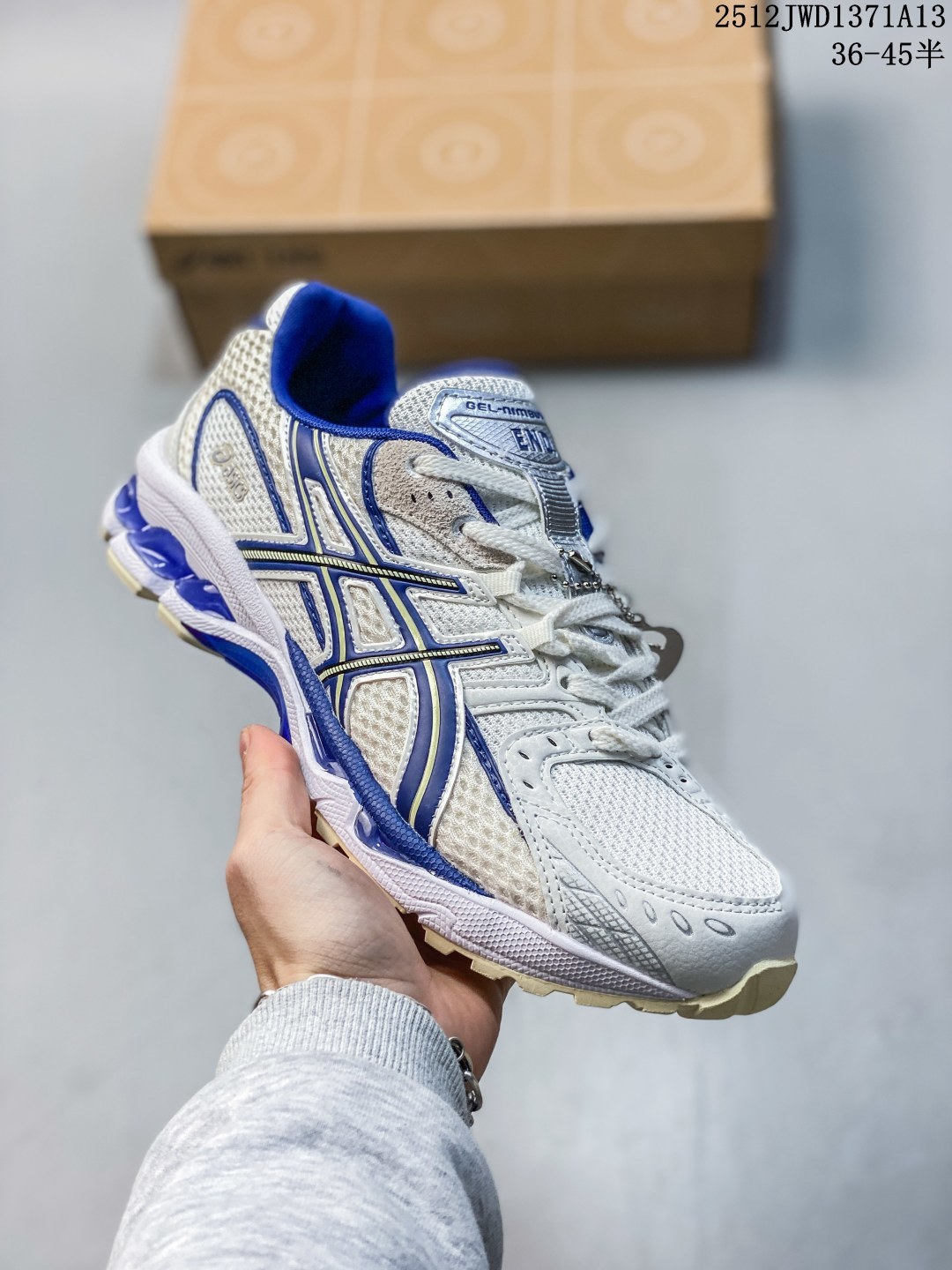 【纯原】亚瑟士 AsicsGel-Nimbus10.1复古跑鞋 厚底增高运动老爹鞋,ASICS 发布 Min-Nano x ASICS Gel-Nimbus 10.1 版本,进一步加强了其在运动鞋领域的影响力.与日本品牌 Min-Nano 的全新合作将高性能与极简主义风格相结合,重新构想了标志性的 Gel-Nimbus 10.结果是一次精致的更新,兼顾功能性和时尚前卫的美学.Gel-Nimbus 10.1 采用柔和的灰色配色方案,并饰有反光的 3M 触感,增添了微妙的微光.该设计采用透气的白色网眼基底,搭配时尚的灰色覆层和奶油色调,营造出低调、百搭的外观.这款鞋款精心打造,展现了 ASICS 和 Min-Nano 对细节的承诺.从加固的拼接到标志性的 GEL 缓震中底,每个元素都确保了更高的舒适度和耐用性.这款时尚的款式将实用性与都市风情相结合,适合运动和日常穿着.GEL 技术以其减震功能而闻名,可在从跑步到休闲城市漫步的各种活动中为双脚提供支持.反光 3M 细节还增加了夜间活动的可见度,在不影响风格的情况下提高了安全性.适合日常通勤走路,但需要适配鞋型,鞋面松散,配色时尚,但GEL胶脚感不太舒适,踩上去的反馈不稳定. 含半码 12JWD1371A13