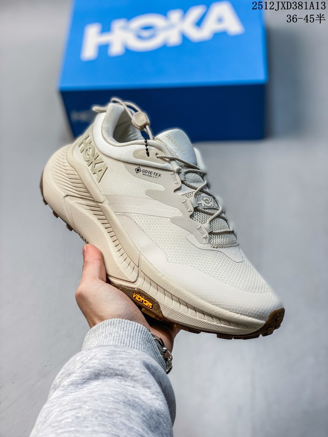 纯原 HOKA ONE ONE PROJECT TRANSPORT 舒适 防滑耐磨 低帮 生活休闲鞋 男女同款 这双鞋也是HOKA提倡环保主义的一双鞋款,中底和外底都使用了部分天然的原材料,环保理念值得点赞!​Project 作为Hoka Transport的特别版本,与Transport共用相同的中底配置,鞋面的有所改变.鞋面采用了防撕裂的鞋面,精致肌理感提花,轻盈透气.鞋头和跟后处加有醒目反光条,夜行增加警示作用户外夜间穿着也更安全可靠.鞋子采用了快速鞋带扣,拉链设计造型百搭,穿脱更加方便.超轻泡棉中底,用30%甘蔗纤维为原材料,轻盈提供持久的缓冲.嵌入式鞋床,采用类似赛车座椅的桶式结构,基于不同跑步爱好者的特点进行微调,将双足固定于中底之上.外底采用了 VIBRAM ECOSTEP NATURAL 橡胶沿袭一贯的品质、抓地力和性能高标准橡胶采用90%以上的天然成分,100%的天然色素均源自植物和生物农副产品生产工艺过程未使用溶剂或化学品更环保.#hoka户外鞋 #hoka #潮流户外鞋 #宝藏户外鞋子分享. 含半码 12JXD381A13