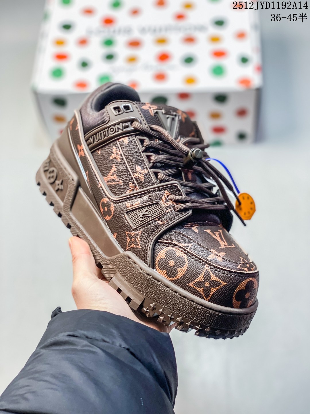 LOUIS VUITTON Trainer Maxi 小胖丁棕色 广东原产高性价比,采用皮革鞋面材质,内里小羊皮打造及去味海玻璃脚垫,空胶工艺,外置耐磨橡胶大底,点缀饰珠低帮板鞋男女同款. 类型:男女鞋 货号:1AD7DT 無半码 12JYD1192A15