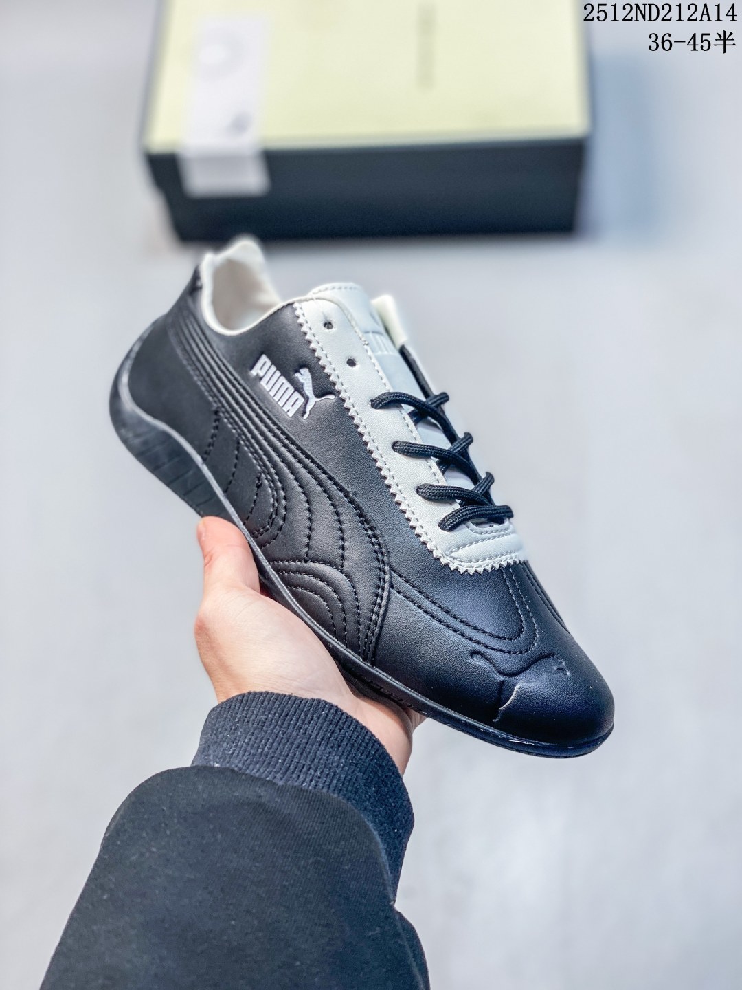 💰110
公司级Rose x PUMA彪马 Speedcat 联名系列 情侣 薄底 赛车 德训双鞋带 舒适百搭 生活休闲鞋 男女同款 
PUMA Speedcat为蓝本，融入Rosé品牌标志性的蝴蝶结双鞋带设计，鞋侧及后跟新增鞋带穿孔，可自由缠绕鞋身打造蝴蝶结造型，为硬朗的赛车鞋增添柔美气质。
鞋面采用细腻的头层牛皮，质感柔软，油光锃亮，侧面的白色LOGO也是皮质的，鞋舌处和鞋垫上印有彪马和Rose的联名LOGO。
鞋底厚度仅1.8cm，比普通运动鞋轻20%以上，搭配加厚鞋垫，缓震表现出色，走路轻盈舒适，久走不累。鞋面采用亲肤透气网布+环保PU材质，夏天穿也不闷脚。
有黑色和奶油色等配色，黑色款经典百搭，奶油色款则以温柔奶杏白+浅灰条纹为主，搭配牛仔裤、短裙等都超有氛围感，适合多种场合穿着。
size：36 37 37.5 38 38.5 39 40 40.5 41 42   42.5  43  44  45
12ND212A14