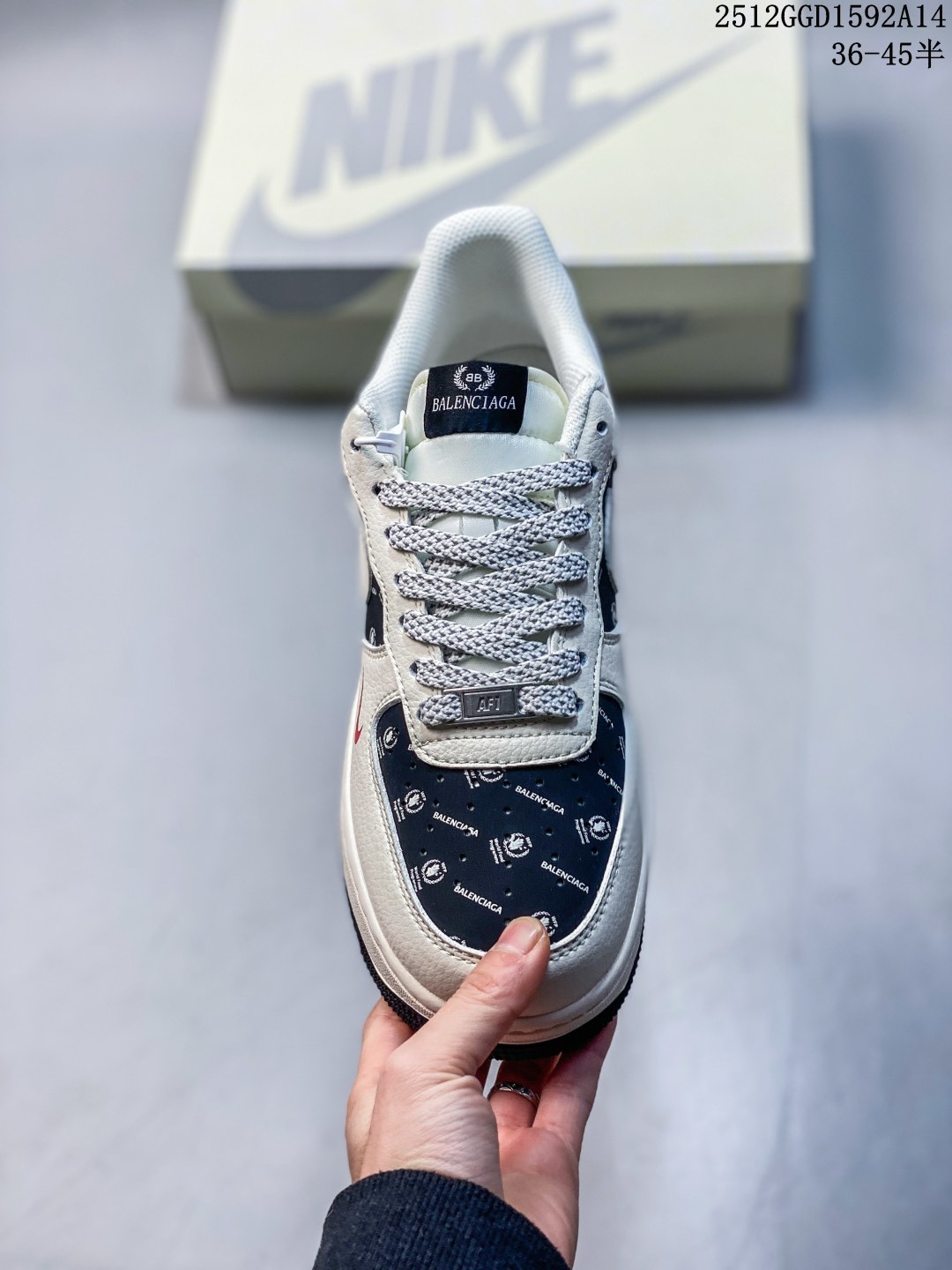 💰240
Air Force 1 Low x Balenciaga 联名款｜奢潮碰撞的先锋之作！当Nike Air Force 1的经典街头基因，遇上Balenciaga的先锋高奢美学，这双Air Force 1 Low XS1958-622直接刷新了奢潮联名的想象边界！白黑撞色的鞋身设计极具视觉冲击力，米白色皮革奠定简约基调，鞋侧黑色拼接区域印满Balenciaga标识与专属图案，将巴黎世家的品牌辨识度拉满。双Swoosh设计更是点睛之笔，红色小勾与米白大勾层次分明，后跟“Balenciaga”字样醒目点缀，奢牌细节与AF1的经典轮廓完美融合，每一处设计都透着大胆的跨界巧思。粗织鞋带增添了工装质感，黑白撞色的中底保留了AF1标志性的气垫缓震，低帮版型兼顾日常穿搭的灵活性与舒适度。不管是搭配极简的高奢风造型，还是混搭街头潮牌，这双鞋都能成为造型的核心亮点，轻松驾驭多元穿搭风格。这双融合了Nike的运动经典与Balenciaga的高奢先锋的联名款，是潮流与奢华碰撞的绝佳范本，也是追求个性的潮奢玩家不可错过的收藏品！
码数：36 36.5 37.5 38 38.5 39 40 40.5 41 42 42.5 43 44 44.5 45
12GGD1592A14