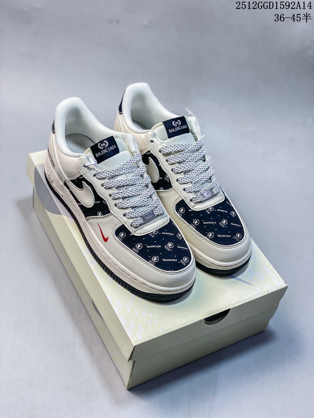 💰240
Air Force 1 Low x Balenciaga 联名款｜奢潮碰撞的先锋之作！当Nike Air Force 1的经典街头基因，遇上Balenciaga的先锋高奢美学，这双Air Force 1 Low XS1958-622直接刷新了奢潮联名的想象边界！白黑撞色的鞋身设计极具视觉冲击力，米白色皮革奠定简约基调，鞋侧黑色拼接区域印满Balenciaga标识与专属图案，将巴黎世家的品牌辨识度拉满。双Swoosh设计更是点睛之笔，红色小勾与米白大勾层次分明，后跟“Balenciaga”字样醒目点缀，奢牌细节与AF1的经典轮廓完美融合，每一处设计都透着大胆的跨界巧思。粗织鞋带增添了工装质感，黑白撞色的中底保留了AF1标志性的气垫缓震，低帮版型兼顾日常穿搭的灵活性与舒适度。不管是搭配极简的高奢风造型，还是混搭街头潮牌，这双鞋都能成为造型的核心亮点，轻松驾驭多元穿搭风格。这双融合了Nike的运动经典与Balenciaga的高奢先锋的联名款，是潮流与奢华碰撞的绝佳范本，也是追求个性的潮奢玩家不可错过的收藏品！
码数：36 36.5 37.5 38 38.5 39 40 40.5 41 42 42.5 43 44 44.5 45
12GGD1592A14