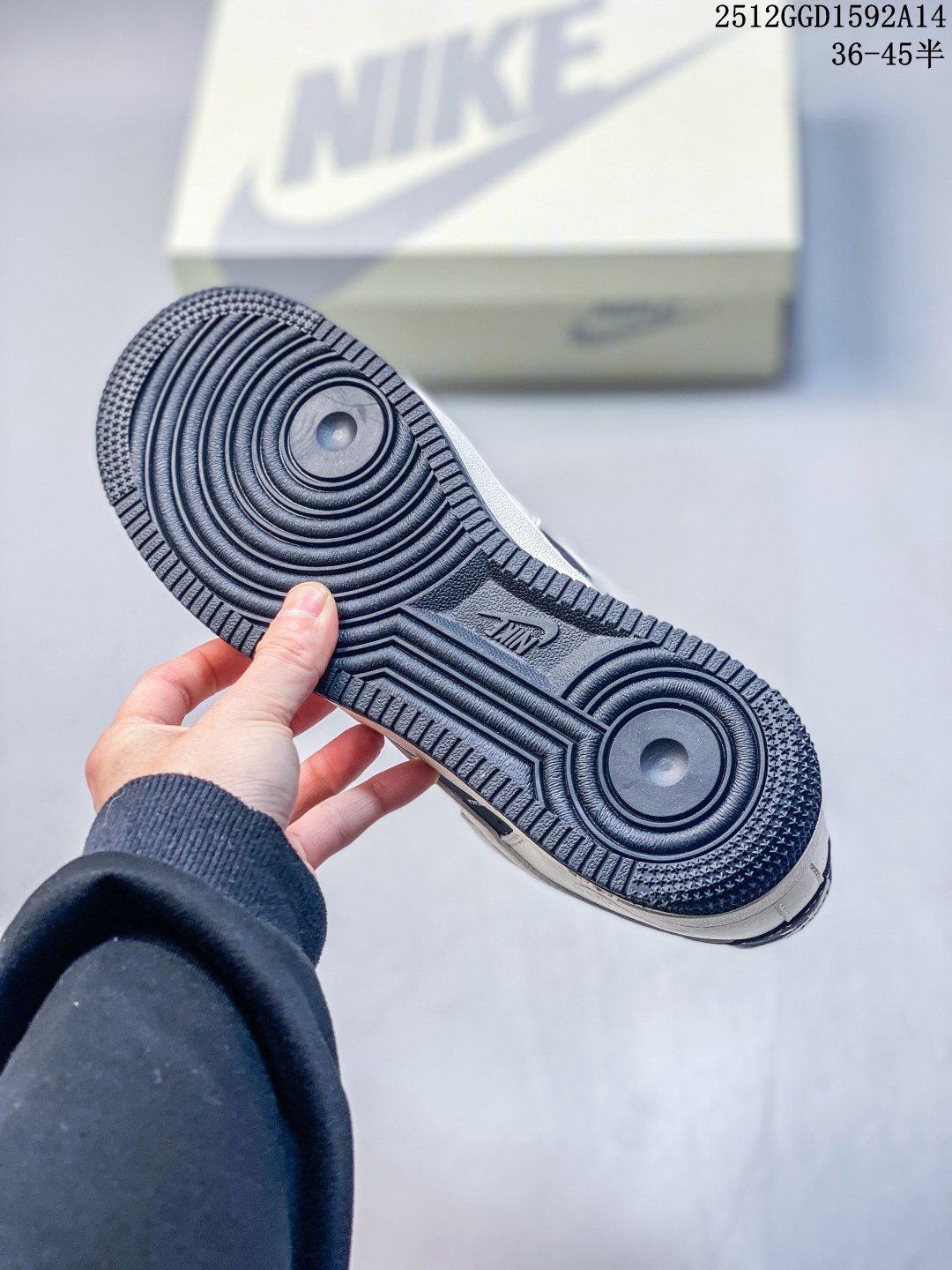 💰240
Air Force 1 Low x Balenciaga 联名款｜奢潮碰撞的先锋之作！当Nike Air Force 1的经典街头基因，遇上Balenciaga的先锋高奢美学，这双Air Force 1 Low XS1958-622直接刷新了奢潮联名的想象边界！白黑撞色的鞋身设计极具视觉冲击力，米白色皮革奠定简约基调，鞋侧黑色拼接区域印满Balenciaga标识与专属图案，将巴黎世家的品牌辨识度拉满。双Swoosh设计更是点睛之笔，红色小勾与米白大勾层次分明，后跟“Balenciaga”字样醒目点缀，奢牌细节与AF1的经典轮廓完美融合，每一处设计都透着大胆的跨界巧思。粗织鞋带增添了工装质感，黑白撞色的中底保留了AF1标志性的气垫缓震，低帮版型兼顾日常穿搭的灵活性与舒适度。不管是搭配极简的高奢风造型，还是混搭街头潮牌，这双鞋都能成为造型的核心亮点，轻松驾驭多元穿搭风格。这双融合了Nike的运动经典与Balenciaga的高奢先锋的联名款，是潮流与奢华碰撞的绝佳范本，也是追求个性的潮奢玩家不可错过的收藏品！
码数：36 36.5 37.5 38 38.5 39 40 40.5 41 42 42.5 43 44 44.5 45
12GGD1592A14