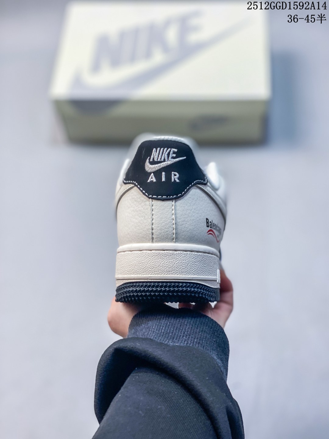 💰240
Air Force 1 Low x Balenciaga 联名款｜奢潮碰撞的先锋之作！当Nike Air Force 1的经典街头基因，遇上Balenciaga的先锋高奢美学，这双Air Force 1 Low XS1958-622直接刷新了奢潮联名的想象边界！白黑撞色的鞋身设计极具视觉冲击力，米白色皮革奠定简约基调，鞋侧黑色拼接区域印满Balenciaga标识与专属图案，将巴黎世家的品牌辨识度拉满。双Swoosh设计更是点睛之笔，红色小勾与米白大勾层次分明，后跟“Balenciaga”字样醒目点缀，奢牌细节与AF1的经典轮廓完美融合，每一处设计都透着大胆的跨界巧思。粗织鞋带增添了工装质感，黑白撞色的中底保留了AF1标志性的气垫缓震，低帮版型兼顾日常穿搭的灵活性与舒适度。不管是搭配极简的高奢风造型，还是混搭街头潮牌，这双鞋都能成为造型的核心亮点，轻松驾驭多元穿搭风格。这双融合了Nike的运动经典与Balenciaga的高奢先锋的联名款，是潮流与奢华碰撞的绝佳范本，也是追求个性的潮奢玩家不可错过的收藏品！
码数：36 36.5 37.5 38 38.5 39 40 40.5 41 42 42.5 43 44 44.5 45
12GGD1592A14