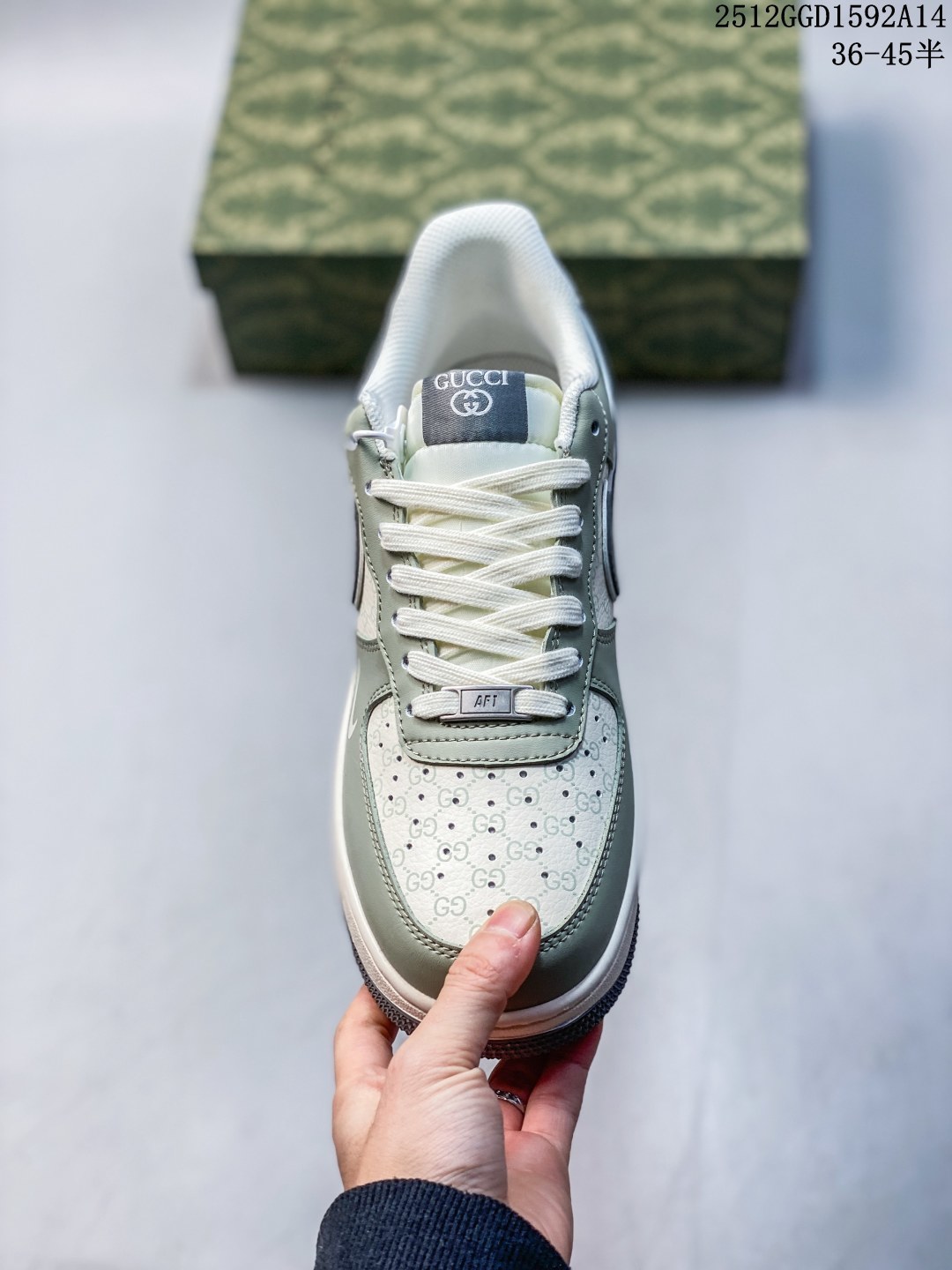 💰240
Air Force 1 Low x Balenciaga 联名款｜奢潮碰撞的先锋之作！当Nike Air Force 1的经典街头基因，遇上Balenciaga的先锋高奢美学，这双Air Force 1 Low XS1958-622直接刷新了奢潮联名的想象边界！白黑撞色的鞋身设计极具视觉冲击力，米白色皮革奠定简约基调，鞋侧黑色拼接区域印满Balenciaga标识与专属图案，将巴黎世家的品牌辨识度拉满。双Swoosh设计更是点睛之笔，红色小勾与米白大勾层次分明，后跟“Balenciaga”字样醒目点缀，奢牌细节与AF1的经典轮廓完美融合，每一处设计都透着大胆的跨界巧思。粗织鞋带增添了工装质感，黑白撞色的中底保留了AF1标志性的气垫缓震，低帮版型兼顾日常穿搭的灵活性与舒适度。不管是搭配极简的高奢风造型，还是混搭街头潮牌，这双鞋都能成为造型的核心亮点，轻松驾驭多元穿搭风格。这双融合了Nike的运动经典与Balenciaga的高奢先锋的联名款，是潮流与奢华碰撞的绝佳范本，也是追求个性的潮奢玩家不可错过的收藏品！
码数：36 36.5 37.5 38 38.5 39 40 40.5 41 42 42.5 43 44 44.5 45
12GGD1592A14