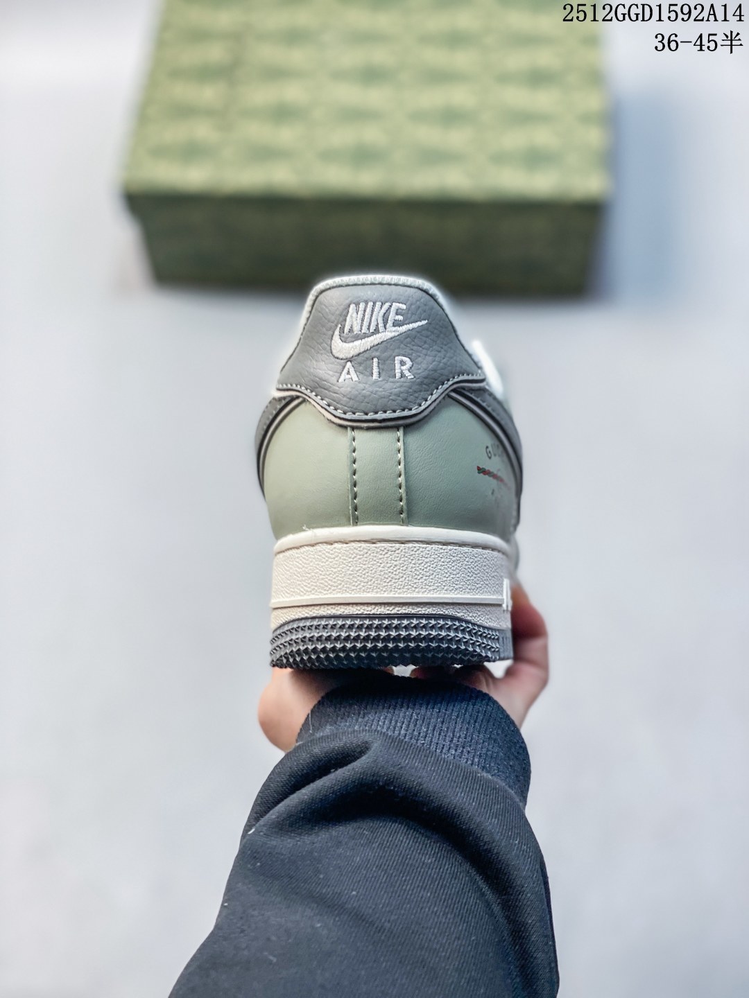 💰240
Air Force 1 Low x Balenciaga 联名款｜奢潮碰撞的先锋之作！当Nike Air Force 1的经典街头基因，遇上Balenciaga的先锋高奢美学，这双Air Force 1 Low XS1958-622直接刷新了奢潮联名的想象边界！白黑撞色的鞋身设计极具视觉冲击力，米白色皮革奠定简约基调，鞋侧黑色拼接区域印满Balenciaga标识与专属图案，将巴黎世家的品牌辨识度拉满。双Swoosh设计更是点睛之笔，红色小勾与米白大勾层次分明，后跟“Balenciaga”字样醒目点缀，奢牌细节与AF1的经典轮廓完美融合，每一处设计都透着大胆的跨界巧思。粗织鞋带增添了工装质感，黑白撞色的中底保留了AF1标志性的气垫缓震，低帮版型兼顾日常穿搭的灵活性与舒适度。不管是搭配极简的高奢风造型，还是混搭街头潮牌，这双鞋都能成为造型的核心亮点，轻松驾驭多元穿搭风格。这双融合了Nike的运动经典与Balenciaga的高奢先锋的联名款，是潮流与奢华碰撞的绝佳范本，也是追求个性的潮奢玩家不可错过的收藏品！
码数：36 36.5 37.5 38 38.5 39 40 40.5 41 42 42.5 43 44 44.5 45
12GGD1592A14