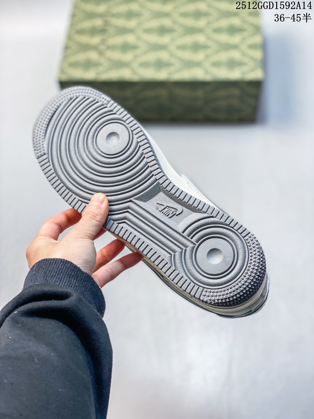 💰240
Air Force 1 Low x Balenciaga 联名款｜奢潮碰撞的先锋之作！当Nike Air Force 1的经典街头基因，遇上Balenciaga的先锋高奢美学，这双Air Force 1 Low XS1958-622直接刷新了奢潮联名的想象边界！白黑撞色的鞋身设计极具视觉冲击力，米白色皮革奠定简约基调，鞋侧黑色拼接区域印满Balenciaga标识与专属图案，将巴黎世家的品牌辨识度拉满。双Swoosh设计更是点睛之笔，红色小勾与米白大勾层次分明，后跟“Balenciaga”字样醒目点缀，奢牌细节与AF1的经典轮廓完美融合，每一处设计都透着大胆的跨界巧思。粗织鞋带增添了工装质感，黑白撞色的中底保留了AF1标志性的气垫缓震，低帮版型兼顾日常穿搭的灵活性与舒适度。不管是搭配极简的高奢风造型，还是混搭街头潮牌，这双鞋都能成为造型的核心亮点，轻松驾驭多元穿搭风格。这双融合了Nike的运动经典与Balenciaga的高奢先锋的联名款，是潮流与奢华碰撞的绝佳范本，也是追求个性的潮奢玩家不可错过的收藏品！
码数：36 36.5 37.5 38 38.5 39 40 40.5 41 42 42.5 43 44 44.5 45
12GGD1592A14