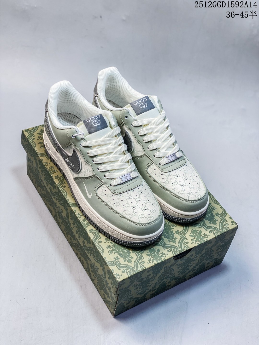 🈴️💰240
Air Force 1 Low x Balenciaga 联名款｜奢潮碰撞的先锋之作！当Nike Air Force 1的经典街头基因，遇上Balenciaga的先锋高奢美学，这双Air Force 1 Low XS1958-622直接刷新了奢潮联名的想象边界！白黑撞色的鞋身设计极具视觉冲击力，米白色皮革奠定简约基调，鞋侧黑色拼接区域印满Balenciaga标识与专属图案，将巴黎世家的品牌辨识度拉满。双Swoosh设计更是点睛之笔，红色小勾与米白大勾层次分明，后跟“Balenciaga”字样醒目点缀，奢牌细节与AF1的经典轮廓完美融合，每一处设计都透着大胆的跨界巧思。粗织鞋带增添了工装质感，黑白撞色的中底保留了AF1标志性的气垫缓震，低帮版型兼顾日常穿搭的灵活性与舒适度。不管是搭配极简的高奢风造型，还是混搭街头潮牌，这双鞋都能成为造型的核心亮点，轻松驾驭多元穿搭风格。这双融合了Nike的运动经典与Balenciaga的高奢先锋的联名款，是潮流与奢华碰撞的绝佳范本，也是追求个性的潮奢玩家不可错过的收藏品！
码数：36 36.5 37.5 38 38.5 39 40 40.5 41 42 42.5 43 44 44.5 45
12GGD1592A14