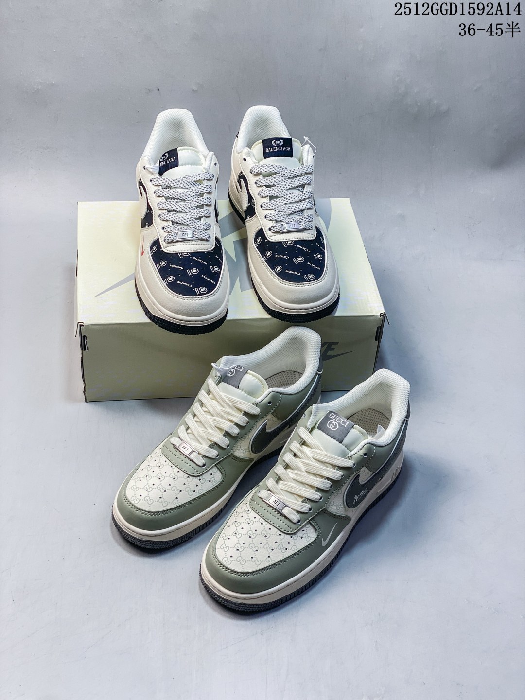 🈴️💰240
Air Force 1 Low x Balenciaga 联名款｜奢潮碰撞的先锋之作！当Nike Air Force 1的经典街头基因，遇上Balenciaga的先锋高奢美学，这双Air Force 1 Low XS1958-622直接刷新了奢潮联名的想象边界！白黑撞色的鞋身设计极具视觉冲击力，米白色皮革奠定简约基调，鞋侧黑色拼接区域印满Balenciaga标识与专属图案，将巴黎世家的品牌辨识度拉满。双Swoosh设计更是点睛之笔，红色小勾与米白大勾层次分明，后跟“Balenciaga”字样醒目点缀，奢牌细节与AF1的经典轮廓完美融合，每一处设计都透着大胆的跨界巧思。粗织鞋带增添了工装质感，黑白撞色的中底保留了AF1标志性的气垫缓震，低帮版型兼顾日常穿搭的灵活性与舒适度。不管是搭配极简的高奢风造型，还是混搭街头潮牌，这双鞋都能成为造型的核心亮点，轻松驾驭多元穿搭风格。这双融合了Nike的运动经典与Balenciaga的高奢先锋的联名款，是潮流与奢华碰撞的绝佳范本，也是追求个性的潮奢玩家不可错过的收藏品！
码数：36 36.5 37.5 38 38.5 39 40 40.5 41 42 42.5 43 44 44.5 45
12GGD1592A14