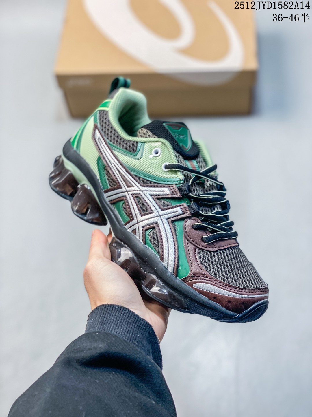 💰170
Asics Gel-Quantun Kinetic 亚瑟士 复古休闲运动鞋厚底增高老爹鞋
#采用 GEL Scutoid 技术的橡胶鞋底。在拥有拥有相同外底科技的基础上,与早先推出的 Kiko Kostadinov 联名款 GEL-QUANTUM ZIENTZIA 十分相似,不失为具有 Ki 味的平替选择。
货号:1203A270-201
12JYD1582A14