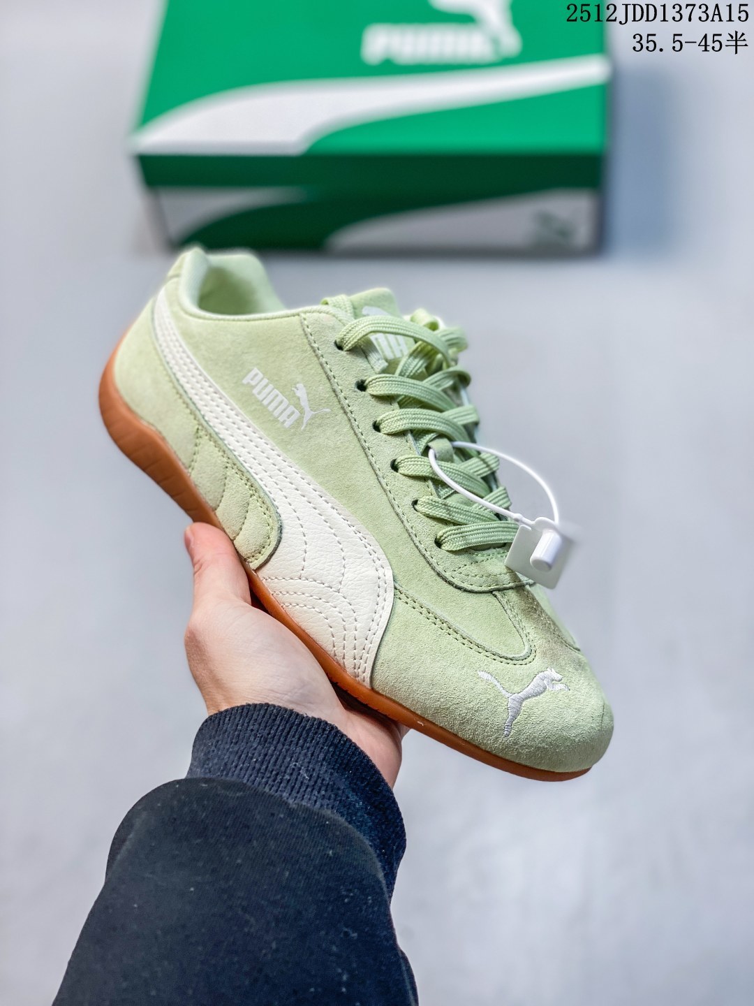 PUMA Speedca OG 彪马极速赛车系列低帮德训风拼接复古百搭休闲运动赛车鞋 鞋款从80、90年代赛车手所穿的防火赛车鞋为原型,鞋身线条模仿了赛车的流线廓形,体现了空气动力学原理的结构.简约流畅的外观,恰好又和贯穿其中的Formstrip Logo融合恰到好处,视觉上细节丰富且协调.本次Speedcat OG鞋款归来,最大看点自然式保留了窄版鞋型以及薄底构造.这两年各品牌鞋底越做越厚,Speedcat反其道而行之,上脚几乎无鞋底的效果带来耳目一新的视觉体验.鞋面依旧是以质感透气网面材质打造,并且大面积近乎全包裹的使用,复古味道也愈发浓烈.配色上更是将最原始的黑色和红色带回,向F1赛车队的标志性队服致敬.相信让各位一眼种草的更多是出挑的大红色,上脚即可瞬间点亮整体造型,在以球鞋为核心的OOTD中脱颖而出.而另一款黑色则是低调的万金油,彰显新潮个性的同时又不喧宾夺主,也是热爱简约系穿搭朋友的首选. 含半码 12JDD1373A15