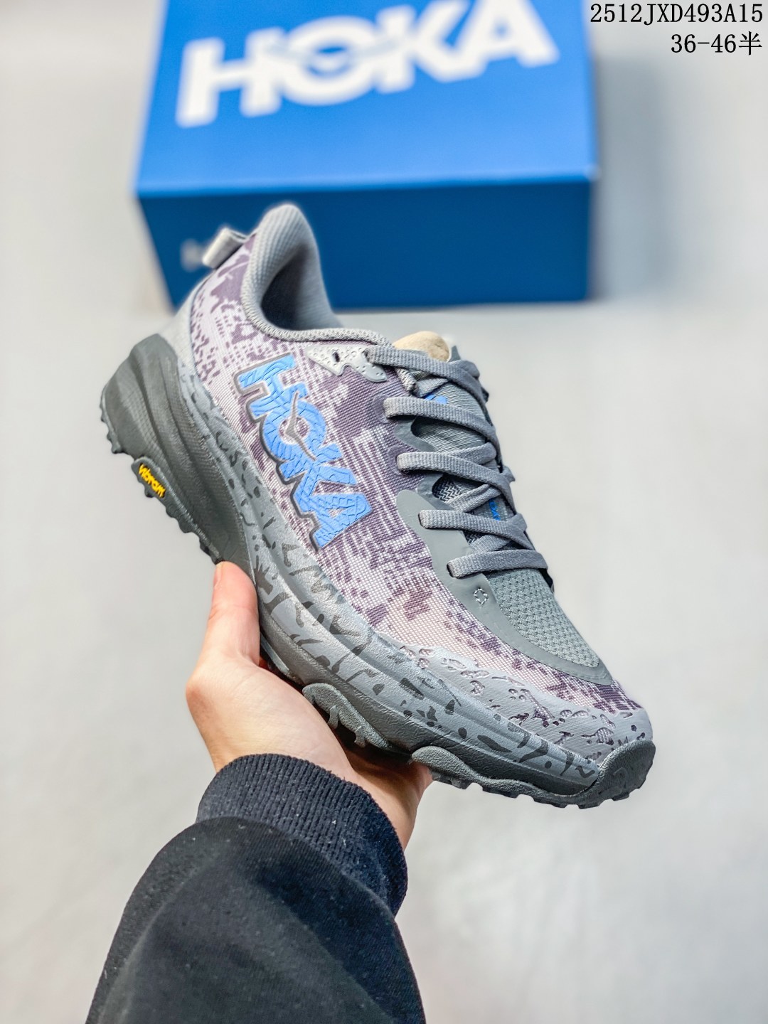 💰140
Hoka One One男女运动鞋，Mafate Speed 4 系列 飞速马法特4 减震回弹透气越野跑鞋。MafateSpeed 4 是需要舒适性和多功能性的小径的绝佳选择。上侧是提花网，其厚度足以抵抗污垢，无需任何额外的覆盖层。脚趾上方是透气、有弹性的网布，可让鞋面扩展以适应您的脚部。在此之下，ProFly中底在最靠近您的脚部放置了轻质泡沫，当您在坚硬的地面上跑步时，这会提高您的舒适度，而底层则足够坚固，可以在相当大的岩石上行驶并保护您的脚底。当您进入陡峭或泥泞的地形时，鞋子仍然闪闪发光。外底经过重新设计，脚下有更多橡胶。每个凸耳都有三个不同的层，为您提供大量锋利的边缘以紧贴地面。

类型：男女鞋
货号：1129930
尺码：36-45含半码
编码：12JXD493A15