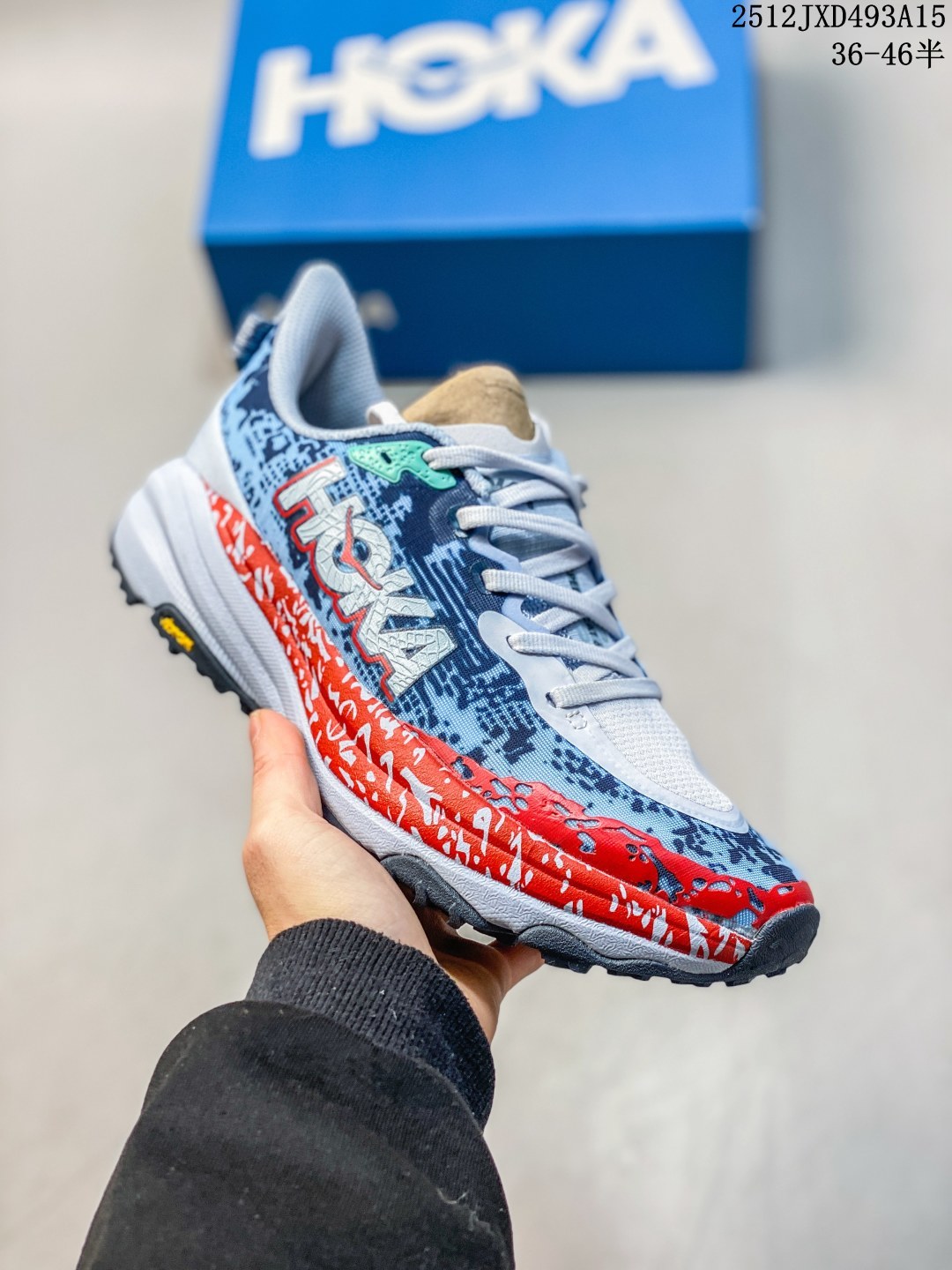 💰140
Hoka One One男女运动鞋，Mafate Speed 4 系列 飞速马法特4 减震回弹透气越野跑鞋。MafateSpeed 4 是需要舒适性和多功能性的小径的绝佳选择。上侧是提花网，其厚度足以抵抗污垢，无需任何额外的覆盖层。脚趾上方是透气、有弹性的网布，可让鞋面扩展以适应您的脚部。在此之下，ProFly中底在最靠近您的脚部放置了轻质泡沫，当您在坚硬的地面上跑步时，这会提高您的舒适度，而底层则足够坚固，可以在相当大的岩石上行驶并保护您的脚底。当您进入陡峭或泥泞的地形时，鞋子仍然闪闪发光。外底经过重新设计，脚下有更多橡胶。每个凸耳都有三个不同的层，为您提供大量锋利的边缘以紧贴地面。

类型：男女鞋
货号：1129930
尺码：36-45含半码
编码：12JXD493A15