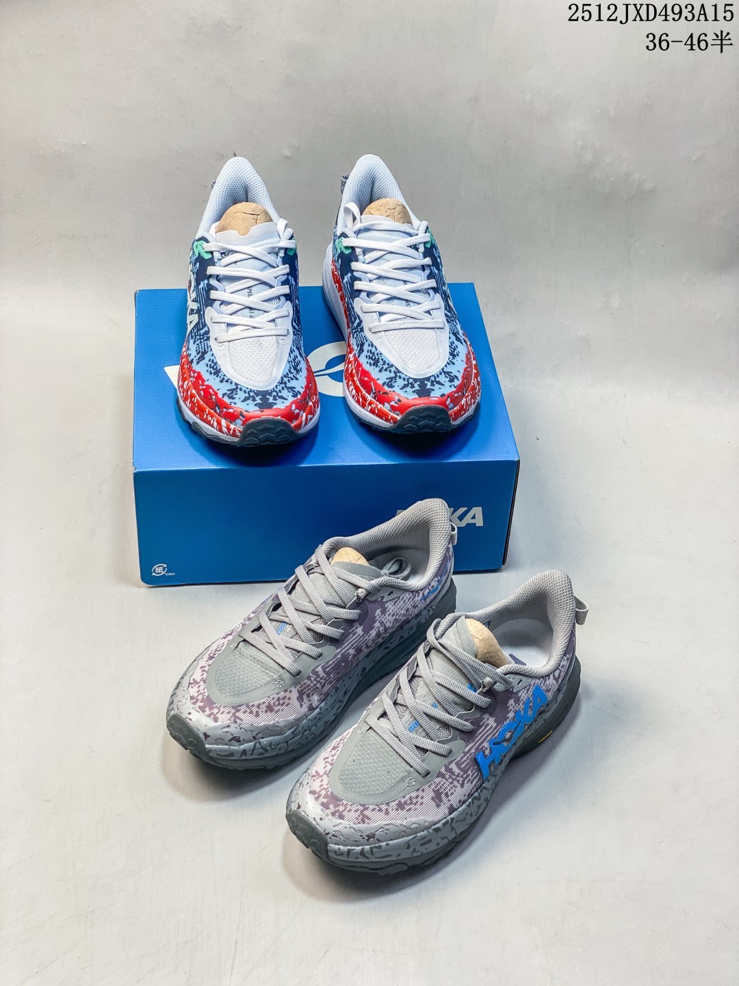 🈴️💰140
Hoka One One男女运动鞋，Mafate Speed 4 系列 飞速马法特4 减震回弹透气越野跑鞋。MafateSpeed 4 是需要舒适性和多功能性的小径的绝佳选择。上侧是提花网，其厚度足以抵抗污垢，无需任何额外的覆盖层。脚趾上方是透气、有弹性的网布，可让鞋面扩展以适应您的脚部。在此之下，ProFly中底在最靠近您的脚部放置了轻质泡沫，当您在坚硬的地面上跑步时，这会提高您的舒适度，而底层则足够坚固，可以在相当大的岩石上行驶并保护您的脚底。当您进入陡峭或泥泞的地形时，鞋子仍然闪闪发光。外底经过重新设计，脚下有更多橡胶。每个凸耳都有三个不同的层，为您提供大量锋利的边缘以紧贴地面。

类型：男女鞋
货号：1129930
尺码：36-45含半码
编码：12JXD493A15