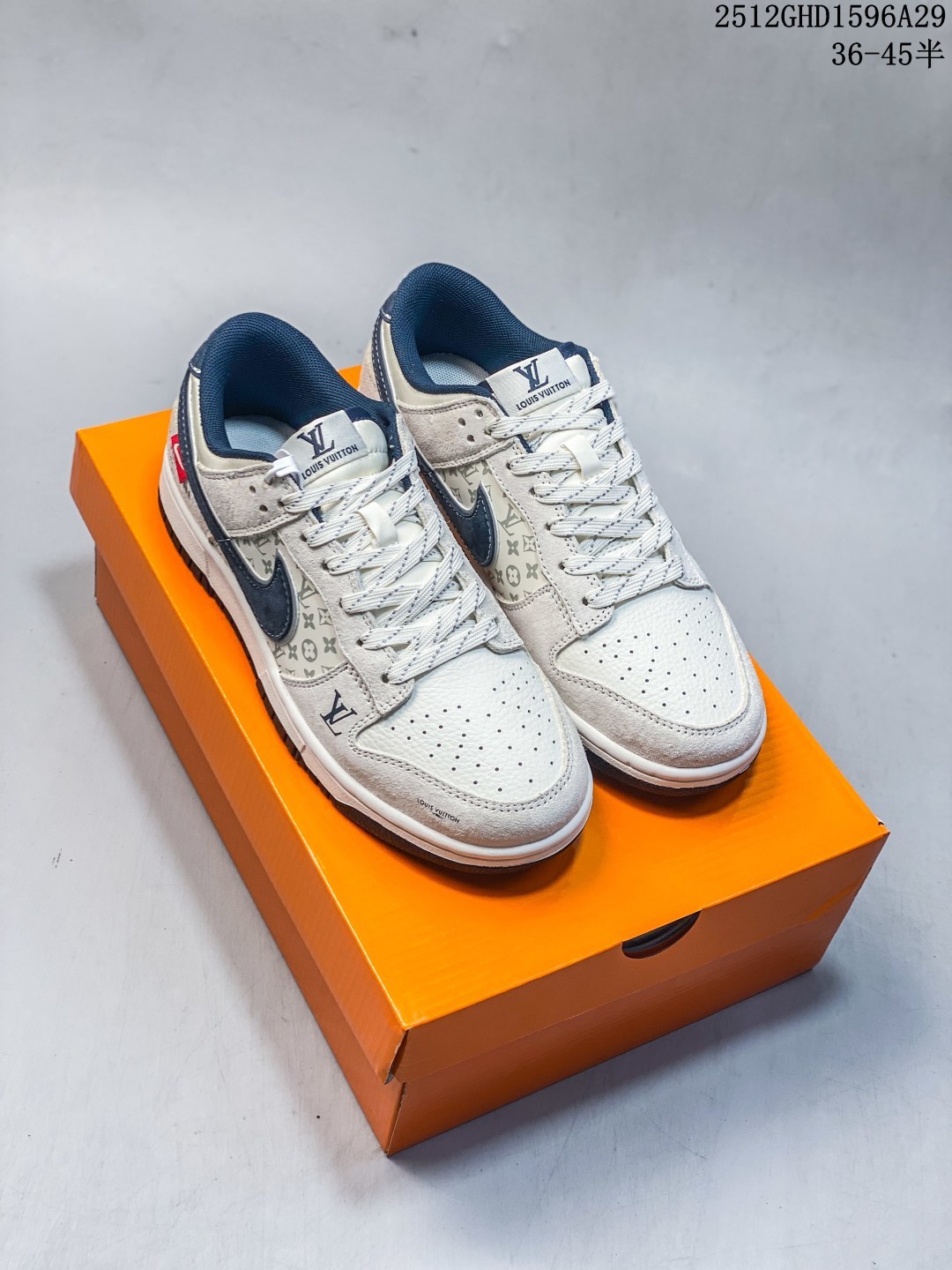 💰240
奢潮交融，低帮新篇｜Nike Dunk Low x Louis Vuitton联名款 ！当Nike Dunk Low的复古街头骨架邂逅Louis Vuitton的奢雅美学基因，这双KG6699-F03联名款成为奢潮跨界的标杆之作，将街头的随性与高奢的精致碰撞出极致火花。鞋身以浅米翻毛皮革为基底，藏蓝色麂皮Swoosh利落勾勒出经典轮廓，材质的细腻纹理与色彩的柔和碰撞，营造出高级又随性的视觉层次。鞋侧暗藏的LV经典Monogram老花暗纹，为街头鞋型注入低调奢华的底蕴，鞋头的LV标识刺绣、后跟的“LOUIS VUITTON”字样与红色标签点缀，直接拉满联名身份的辨识度。鞋舌的简约织标、鞋帮的细腻缝线，每一处细节都彰显着两大品牌联名的匠心巧思。米白中底搭配黑色外底，延续了Dunk Low标志性的复古轮廓与舒适脚感，让奢潮风格不再局限于陈列，更能适配日常穿搭的多元场景。无论是复古休闲的日常搭配，还是高街奢潮的造型打造，这双Nike Dunk Low x Louis Vuitton都能以奢潮交融的独特魅力，让你轻松成为足下潮流的定义者。
Size:36 36.5 37.5 38 38.5 39 40 40.5 41 42 42.5 43 44 44.5 45
12GHD1596A29