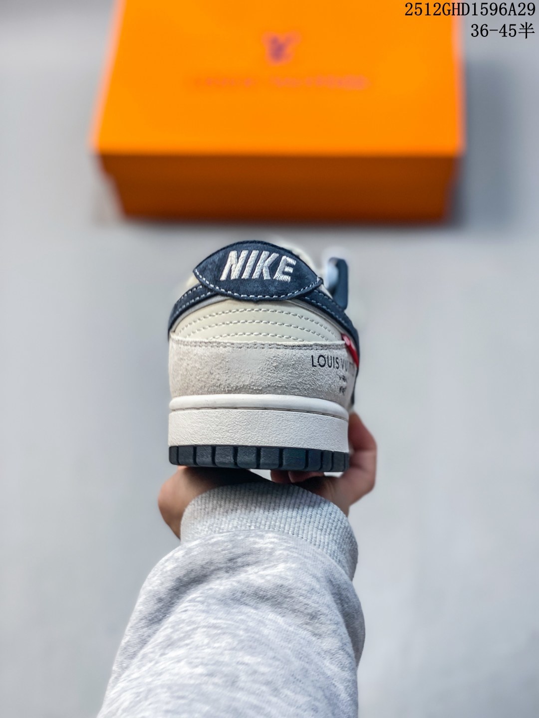 💰240
奢潮交融，低帮新篇｜Nike Dunk Low x Louis Vuitton联名款 ！当Nike Dunk Low的复古街头骨架邂逅Louis Vuitton的奢雅美学基因，这双KG6699-F03联名款成为奢潮跨界的标杆之作，将街头的随性与高奢的精致碰撞出极致火花。鞋身以浅米翻毛皮革为基底，藏蓝色麂皮Swoosh利落勾勒出经典轮廓，材质的细腻纹理与色彩的柔和碰撞，营造出高级又随性的视觉层次。鞋侧暗藏的LV经典Monogram老花暗纹，为街头鞋型注入低调奢华的底蕴，鞋头的LV标识刺绣、后跟的“LOUIS VUITTON”字样与红色标签点缀，直接拉满联名身份的辨识度。鞋舌的简约织标、鞋帮的细腻缝线，每一处细节都彰显着两大品牌联名的匠心巧思。米白中底搭配黑色外底，延续了Dunk Low标志性的复古轮廓与舒适脚感，让奢潮风格不再局限于陈列，更能适配日常穿搭的多元场景。无论是复古休闲的日常搭配，还是高街奢潮的造型打造，这双Nike Dunk Low x Louis Vuitton都能以奢潮交融的独特魅力，让你轻松成为足下潮流的定义者。
Size:36 36.5 37.5 38 38.5 39 40 40.5 41 42 42.5 43 44 44.5 45
12GHD1596A29