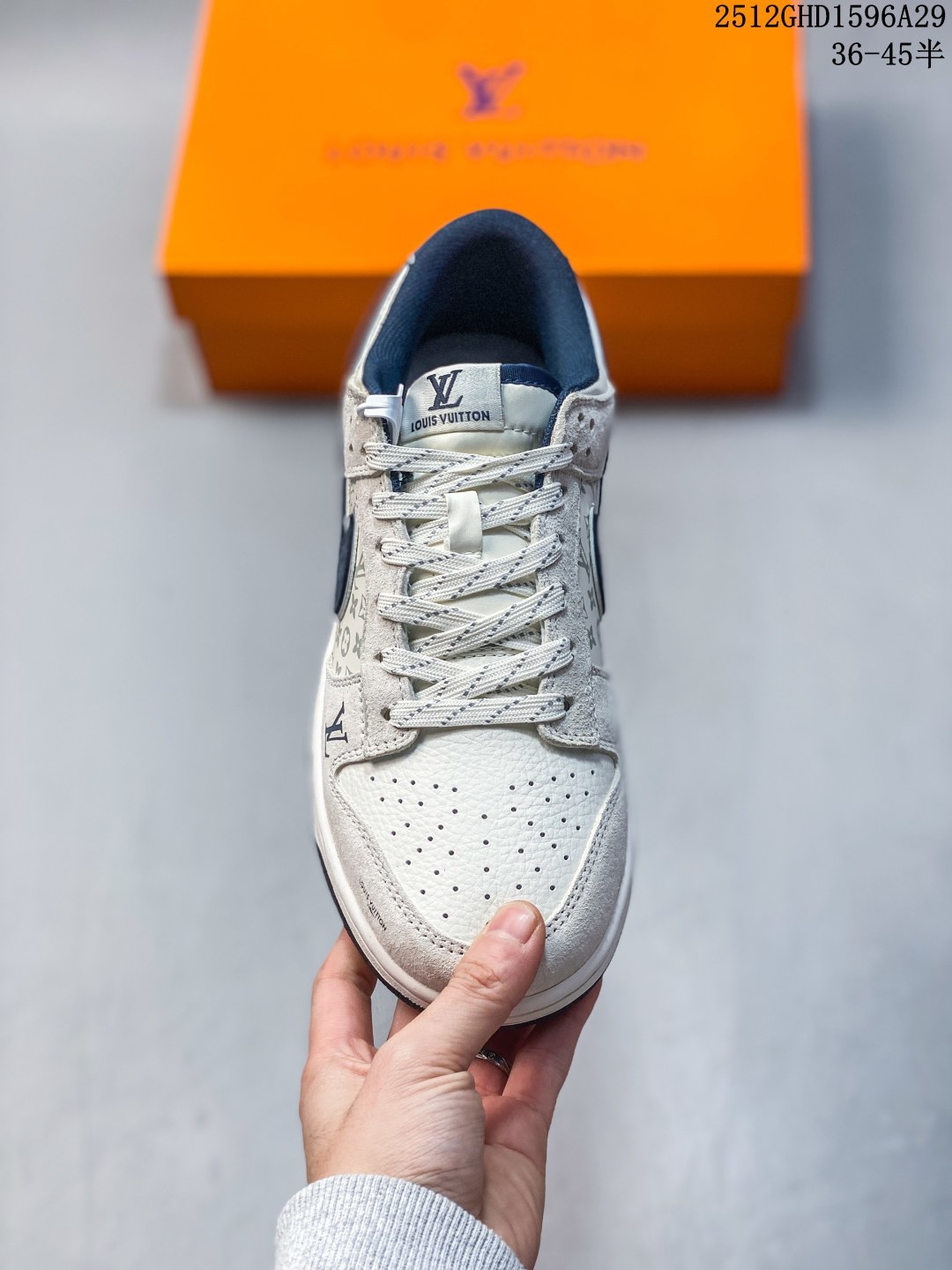 💰240
奢潮交融，低帮新篇｜Nike Dunk Low x Louis Vuitton联名款 ！当Nike Dunk Low的复古街头骨架邂逅Louis Vuitton的奢雅美学基因，这双KG6699-F03联名款成为奢潮跨界的标杆之作，将街头的随性与高奢的精致碰撞出极致火花。鞋身以浅米翻毛皮革为基底，藏蓝色麂皮Swoosh利落勾勒出经典轮廓，材质的细腻纹理与色彩的柔和碰撞，营造出高级又随性的视觉层次。鞋侧暗藏的LV经典Monogram老花暗纹，为街头鞋型注入低调奢华的底蕴，鞋头的LV标识刺绣、后跟的“LOUIS VUITTON”字样与红色标签点缀，直接拉满联名身份的辨识度。鞋舌的简约织标、鞋帮的细腻缝线，每一处细节都彰显着两大品牌联名的匠心巧思。米白中底搭配黑色外底，延续了Dunk Low标志性的复古轮廓与舒适脚感，让奢潮风格不再局限于陈列，更能适配日常穿搭的多元场景。无论是复古休闲的日常搭配，还是高街奢潮的造型打造，这双Nike Dunk Low x Louis Vuitton都能以奢潮交融的独特魅力，让你轻松成为足下潮流的定义者。
Size:36 36.5 37.5 38 38.5 39 40 40.5 41 42 42.5 43 44 44.5 45
12GHD1596A29