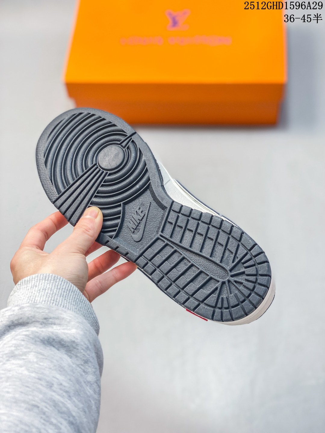 💰240
奢潮交融，低帮新篇｜Nike Dunk Low x Louis Vuitton联名款 ！当Nike Dunk Low的复古街头骨架邂逅Louis Vuitton的奢雅美学基因，这双KG6699-F03联名款成为奢潮跨界的标杆之作，将街头的随性与高奢的精致碰撞出极致火花。鞋身以浅米翻毛皮革为基底，藏蓝色麂皮Swoosh利落勾勒出经典轮廓，材质的细腻纹理与色彩的柔和碰撞，营造出高级又随性的视觉层次。鞋侧暗藏的LV经典Monogram老花暗纹，为街头鞋型注入低调奢华的底蕴，鞋头的LV标识刺绣、后跟的“LOUIS VUITTON”字样与红色标签点缀，直接拉满联名身份的辨识度。鞋舌的简约织标、鞋帮的细腻缝线，每一处细节都彰显着两大品牌联名的匠心巧思。米白中底搭配黑色外底，延续了Dunk Low标志性的复古轮廓与舒适脚感，让奢潮风格不再局限于陈列，更能适配日常穿搭的多元场景。无论是复古休闲的日常搭配，还是高街奢潮的造型打造，这双Nike Dunk Low x Louis Vuitton都能以奢潮交融的独特魅力，让你轻松成为足下潮流的定义者。
Size:36 36.5 37.5 38 38.5 39 40 40.5 41 42 42.5 43 44 44.5 45
12GHD1596A29