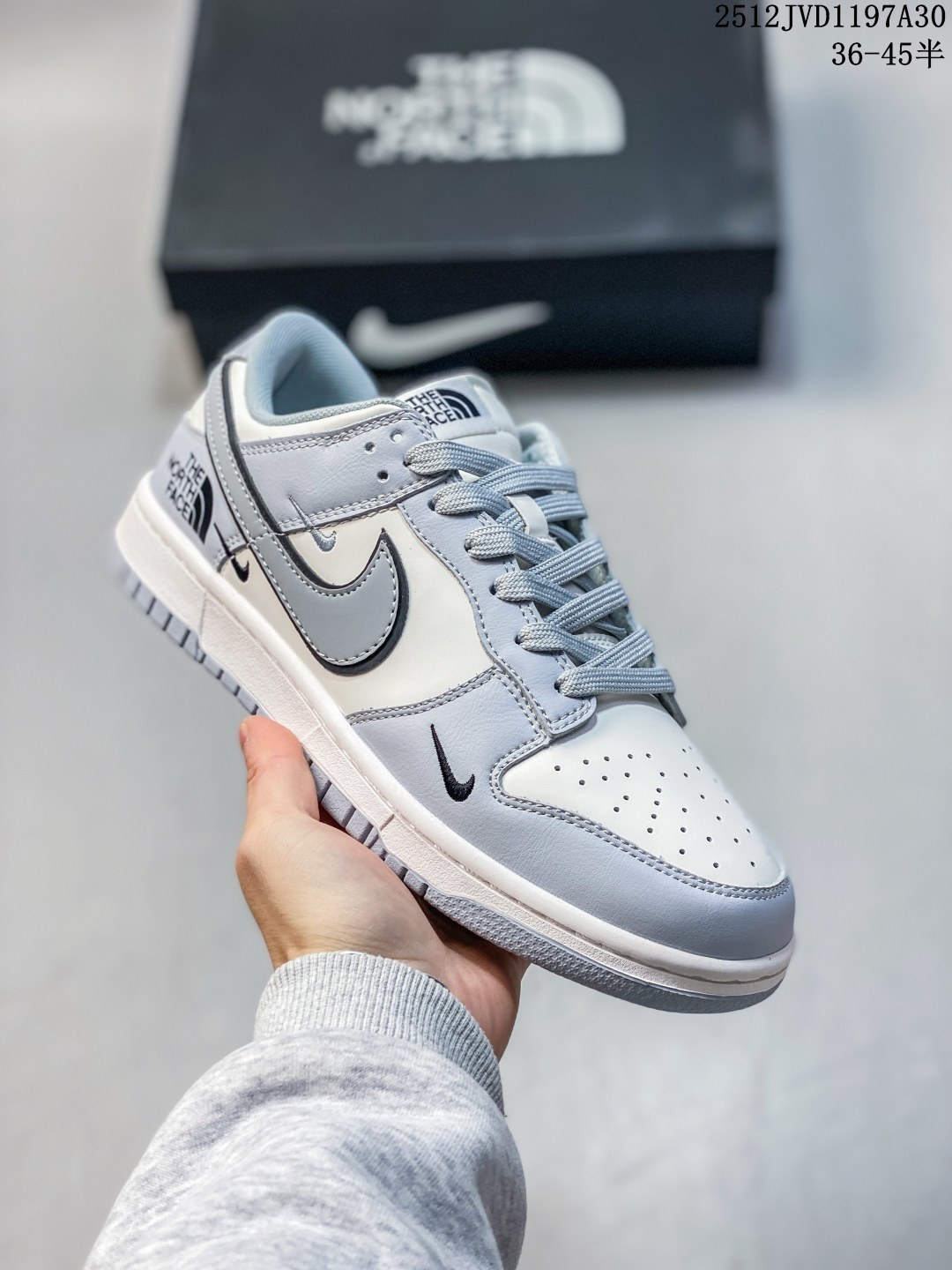 The North Face x Nike Dunk Low 三勾浅灰 此款主张打破传统的工业化流水线设计限制,以Made by ideas的超级创意为理念,集结众多潮流设计师,结合时下最ing潮流风尚,为潮流爱好者打造彰品自我的专属潮品.同时尊重每个年轻人对于潮流的理解与选择,主张“让每个年轻人塑造自己的潮流”. 货号: CS1688-123 JVD1197A30