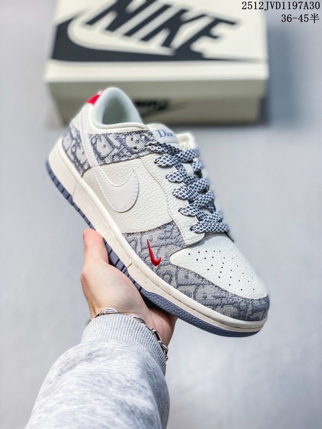 💰190
The North Face x Nike Dunk Low 三勾浅灰
此款主张打破传统的工业化流水线设计限制，以Made by ideas的超级创意为理念，集结众多潮流设计师，结合时下最ing潮流风尚，为潮流爱好者打造彰品自我的专属潮品。同时尊重每个年轻人对于潮流的理解与选择，主张“让每个年轻人塑造自己的潮流”。
货号: CS1688-123
Size: 36 36.5 37.5 38 38.5 39 40 40.5 41 42 42.5 43 44 44.5 45
12JVD1197A30