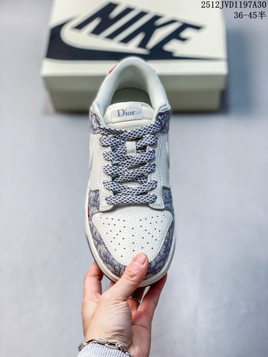 The North Face x Nike Dunk Low 三勾浅灰 此款主张打破传统的工业化流水线设计限制,以Made by ideas的超级创意为理念,集结众多潮流设计师,结合时下最ing潮流风尚,为潮流爱好者打造彰品自我的专属潮品.同时尊重每个年轻人对于潮流的理解与选择,主张“让每个年轻人塑造自己的潮流”. 货号: CS1688-123 JVD1197A30