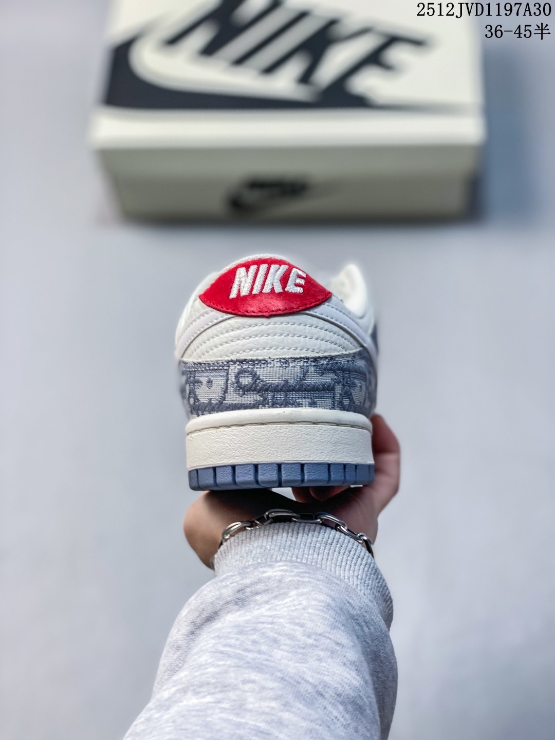 The North Face x Nike Dunk Low 三勾浅灰 此款主张打破传统的工业化流水线设计限制,以Made by ideas的超级创意为理念,集结众多潮流设计师,结合时下最ing潮流风尚,为潮流爱好者打造彰品自我的专属潮品.同时尊重每个年轻人对于潮流的理解与选择,主张“让每个年轻人塑造自己的潮流”. 货号: CS1688-123 JVD1197A30