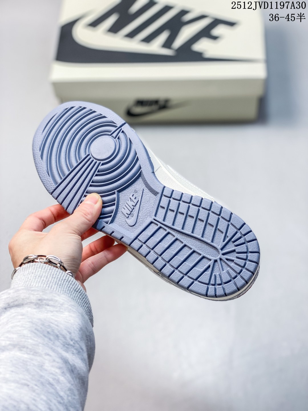 The North Face x Nike Dunk Low 三勾浅灰 此款主张打破传统的工业化流水线设计限制,以Made by ideas的超级创意为理念,集结众多潮流设计师,结合时下最ing潮流风尚,为潮流爱好者打造彰品自我的专属潮品.同时尊重每个年轻人对于潮流的理解与选择,主张“让每个年轻人塑造自己的潮流”. 货号: CS1688-123 JVD1197A30