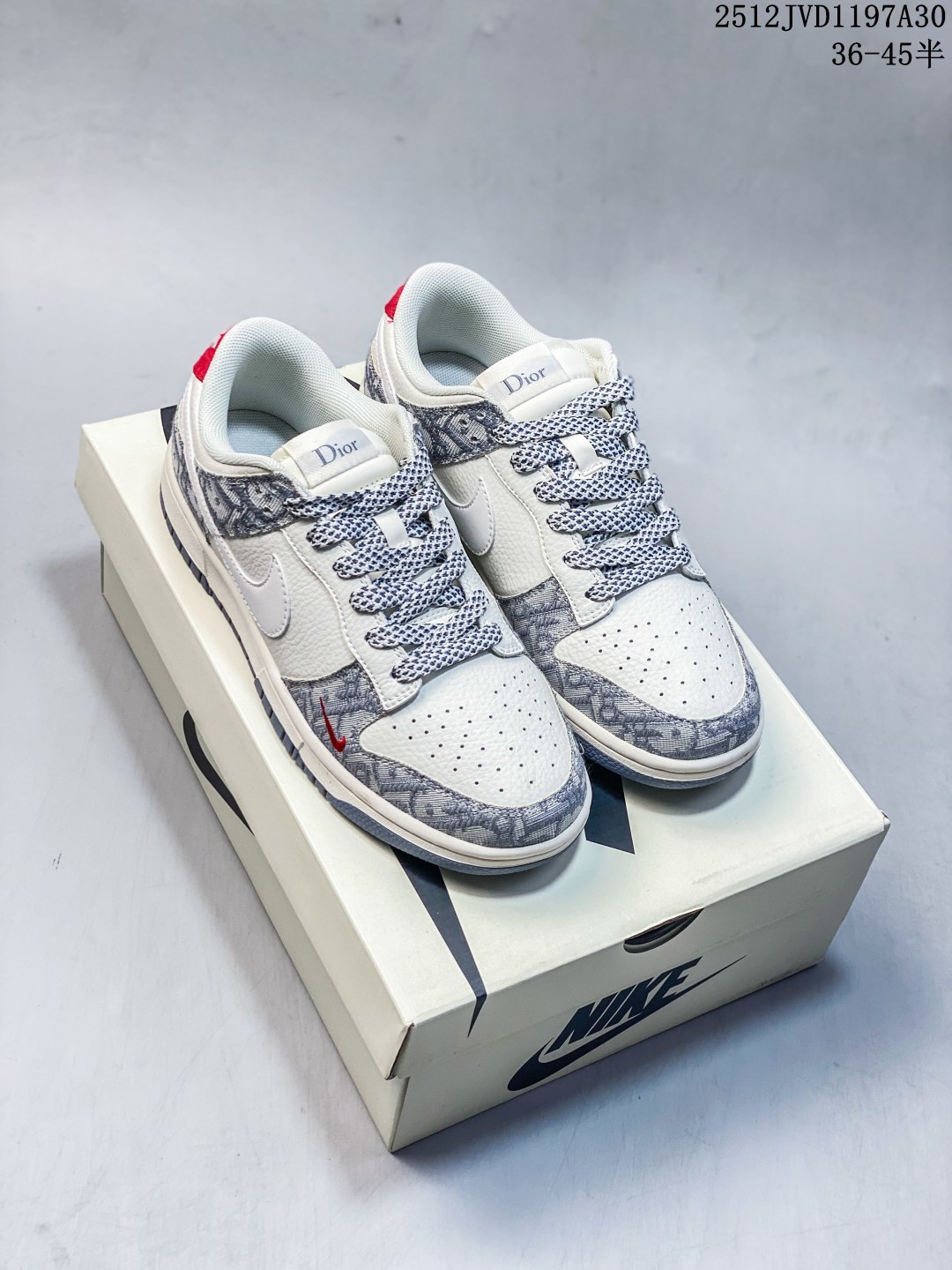 The North Face x Nike Dunk Low 三勾浅灰 此款主张打破传统的工业化流水线设计限制,以Made by ideas的超级创意为理念,集结众多潮流设计师,结合时下最ing潮流风尚,为潮流爱好者打造彰品自我的专属潮品.同时尊重每个年轻人对于潮流的理解与选择,主张“让每个年轻人塑造自己的潮流”. 货号: CS1688-123 JVD1197A30