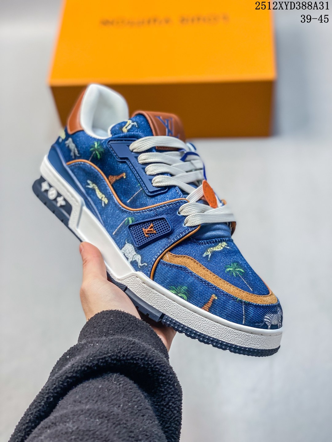 💰460
东莞纯原 官方新配色
驴家LV Trainer 原版完美楦型 东莞大厂出产 品控胜过市面百分之95 54款新配色 水洗牛仔蓝
原版正确TPU大底 标准原版大底克重152k 独家底磨 实物到手质感重量完全区别与市面版本。
开发费5w+ 质感媲美原版 密集度超高 区别于同行色泽质感 意大利进口头层一刀切小牛皮 皮料厚实度韧性高于市面
原版垫脚聚米微料加透气英伦网布 都是按正品一比一打造开发 不偷半点料 不掺半点假
细节原版一致 可对比 全包套原版包装配件 目前市面一梯队级别
⚠市场太杂请注意混卖版本 可区别材料 版型 质感 包装配件 一切肉眼可见的细节。
尺码:39 40 41 42 43 44 45
12XYD388A31