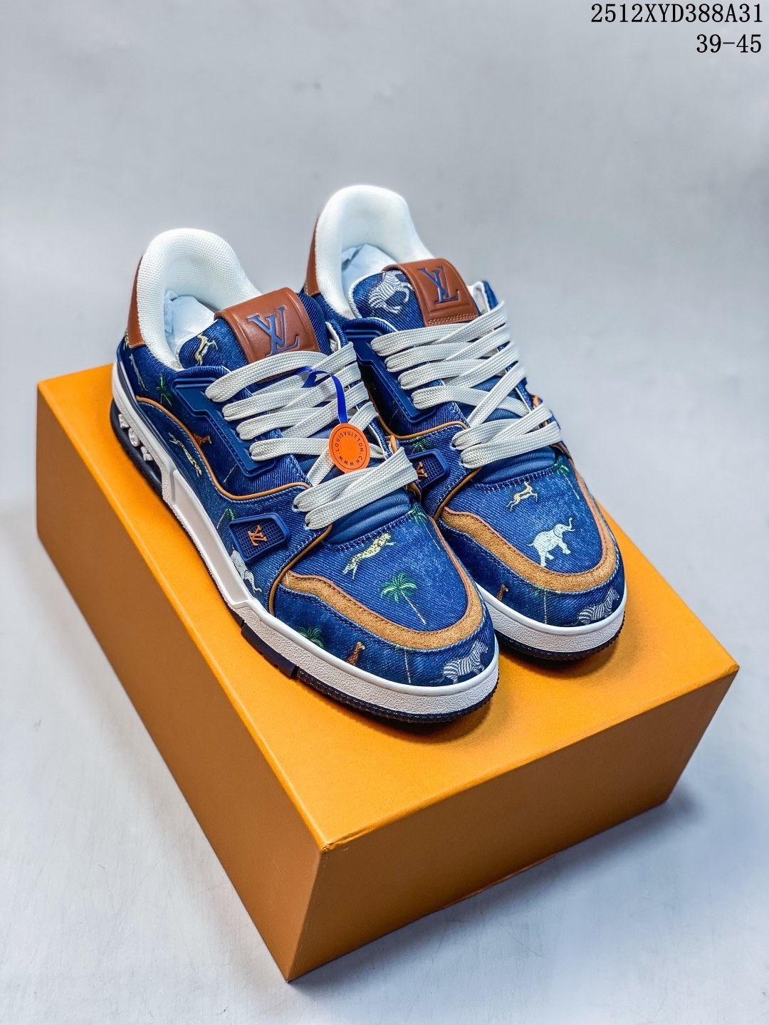 🈴️💰460
东莞纯原 官方新配色
驴家LV Trainer 原版完美楦型 东莞大厂出产 品控胜过市面百分之95 54款新配色 水洗牛仔蓝
原版正确TPU大底 标准原版大底克重152k 独家底磨 实物到手质感重量完全区别与市面版本。
开发费5w+ 质感媲美原版 密集度超高 区别于同行色泽质感 意大利进口头层一刀切小牛皮 皮料厚实度韧性高于市面
原版垫脚聚米微料加透气英伦网布 都是按正品一比一打造开发 不偷半点料 不掺半点假 
细节原版一致 可对比 全包套原版包装配件 目前市面一梯队级别 
⚠市场太杂请注意混卖版本 可区别材料 版型 质感 包装配件 一切肉眼可见的细节。
尺码：39 40 41 42 43 44 45
12XYD388A31