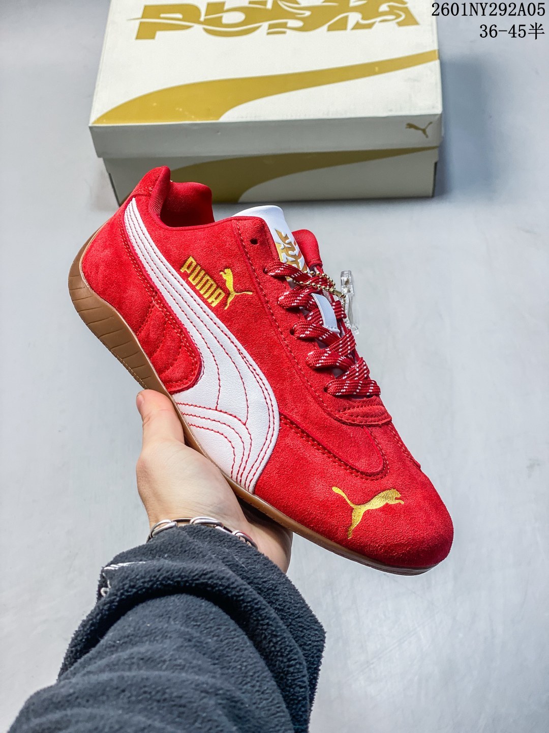 💰95
🉐️马年限定 CNY新年款 百搭复古 板鞋 男女同款 彪马 OPEN YY x Puma Speedcat合作鞋款  PUMA 联名时尚休闲运动板鞋。这双韩国辣妹疯抢的 Puma，是 OPEN YY 走向全球市场的关键 Speedcat 与其他平底运动鞋相比，更加前卫、性感；本次联名以 PUMA 经典的赛车鞋款「speed cat」为蓝本，将会有粉色与棕色两个版本，且都搭载了麂皮的鞋身与网面进行拼接。选用的长鞋舌也是完美顺应了最近的潮流趋势，复古味道满满。
货号：408198
尺码：36-45。65FZ06503
01NY292A05