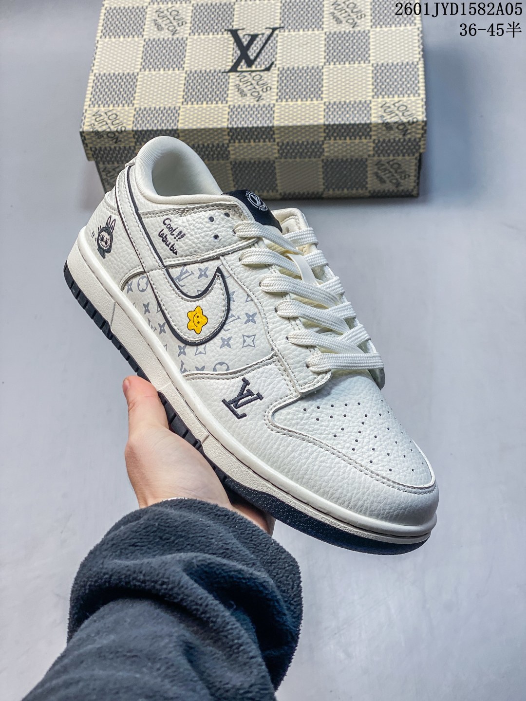 💰170
Louis Vuitton x Nike Dunk Low 格纹雾灰
此款主张打破传统的工业化流水线设计限制，以Made by ideas的超级创意为理念，集结众多潮流设计师，结合时下最ing潮流风尚，为潮流爱好者打造彰品自我的专属潮品。同时尊重每个年轻人对于潮流的理解与选择，主张“让每个年轻人塑造自己的潮流”。
货号: SC0601-452
Size: 36 36.5 37.5 38 38.5 39 40 40.5 41 42 42.5 43 44 44.5 45
01JYD1582A05